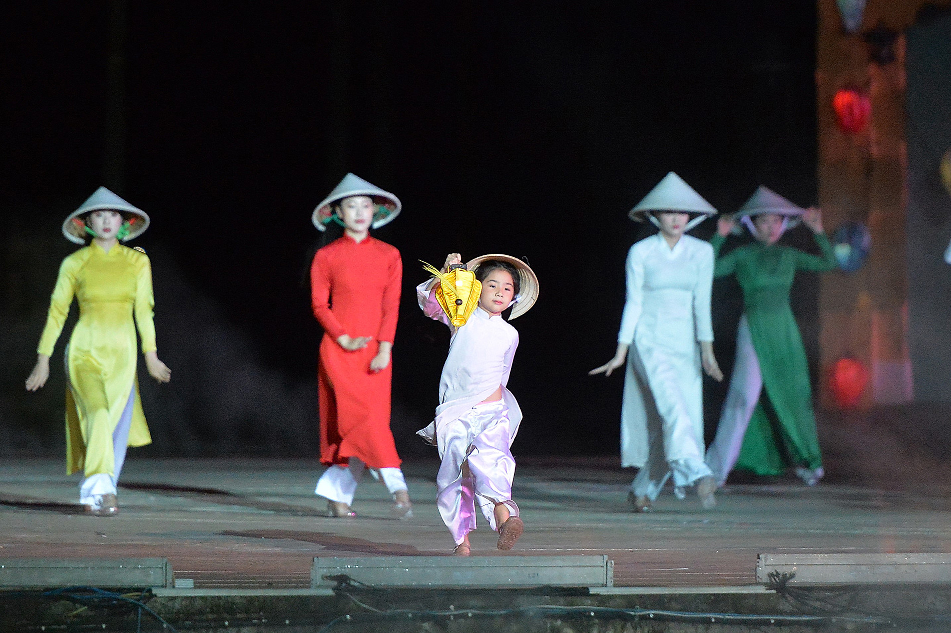 Rồi từ đây, những thế hệ trẻ sẽ tiếp nối, lan tỏa hình ảnh áo dài đến muôn đời sau.