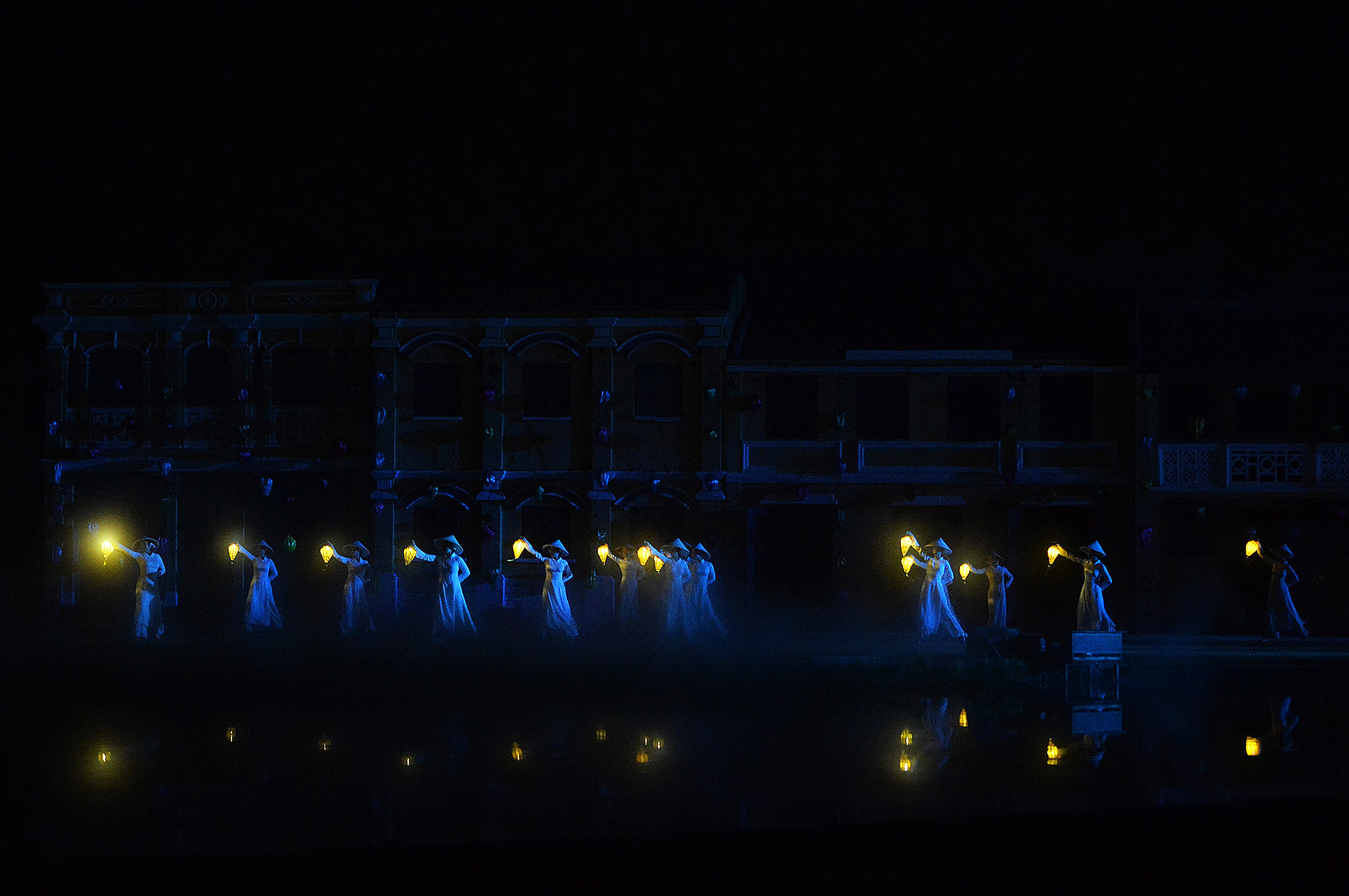 Hình ảnh mở đầu phần 3 "Đèn và biển".