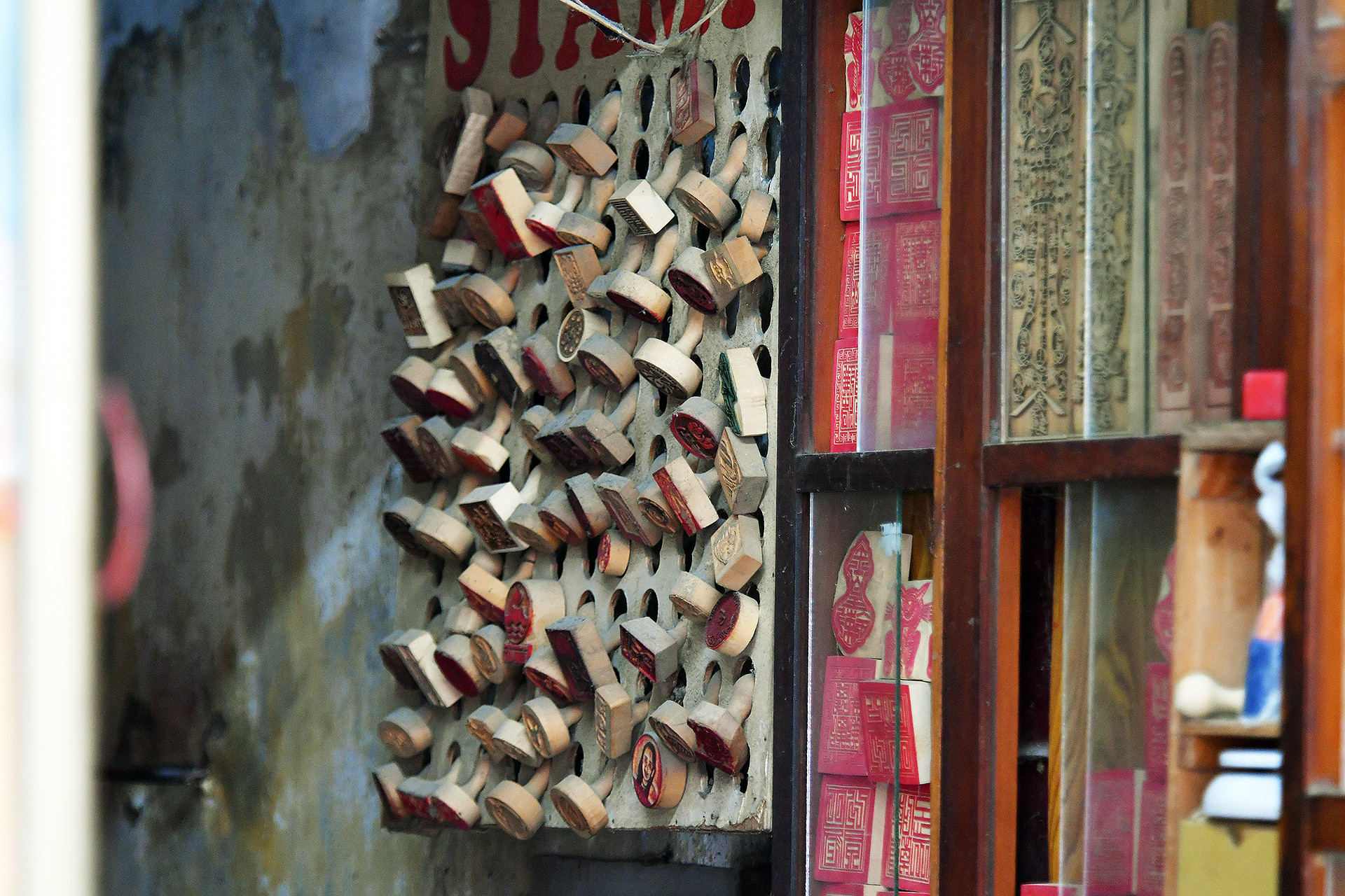 Ở những thế kỷ trước, các nhà nho, nhà thư pháp quan niệm: Thư pháp, thư họa mà thiếu dấu ấn chương thì mãi mãi chỉ là một tác phẩm chưa hoàn thiện. Vì thế, nghề triện khắc ấn chương đã từng có thời kỳ phát triển cực thịnh với những nghệ nhân nổi tiếng, có tay nghề cao, thủ pháp tinh xảo. Ngày nay, vẫn có thể dễ dàng bắt gặp một số loại ấn chương, dấu triện như vậy ở khu vực phố cổ Hà Nội. Ở những thế kỷ trước, các nhà nho, nhà thư pháp quan niệm: Thư pháp, thư họa mà thiếu dấu ấn chương thì mãi mãi chỉ là một tác phẩm chưa hoàn thiện. Vì thế, nghề triện khắc ấn chương đã từng có thời kỳ phát triển cực thịnh với những nghệ nhân nổi tiếng, có tay nghề cao, thủ pháp tinh xảo. Ngày nay, vẫn có thể dễ dàng bắt gặp một số loại ấn chương, dấu triện như vậy ở khu vực phố cổ Hà Nội.