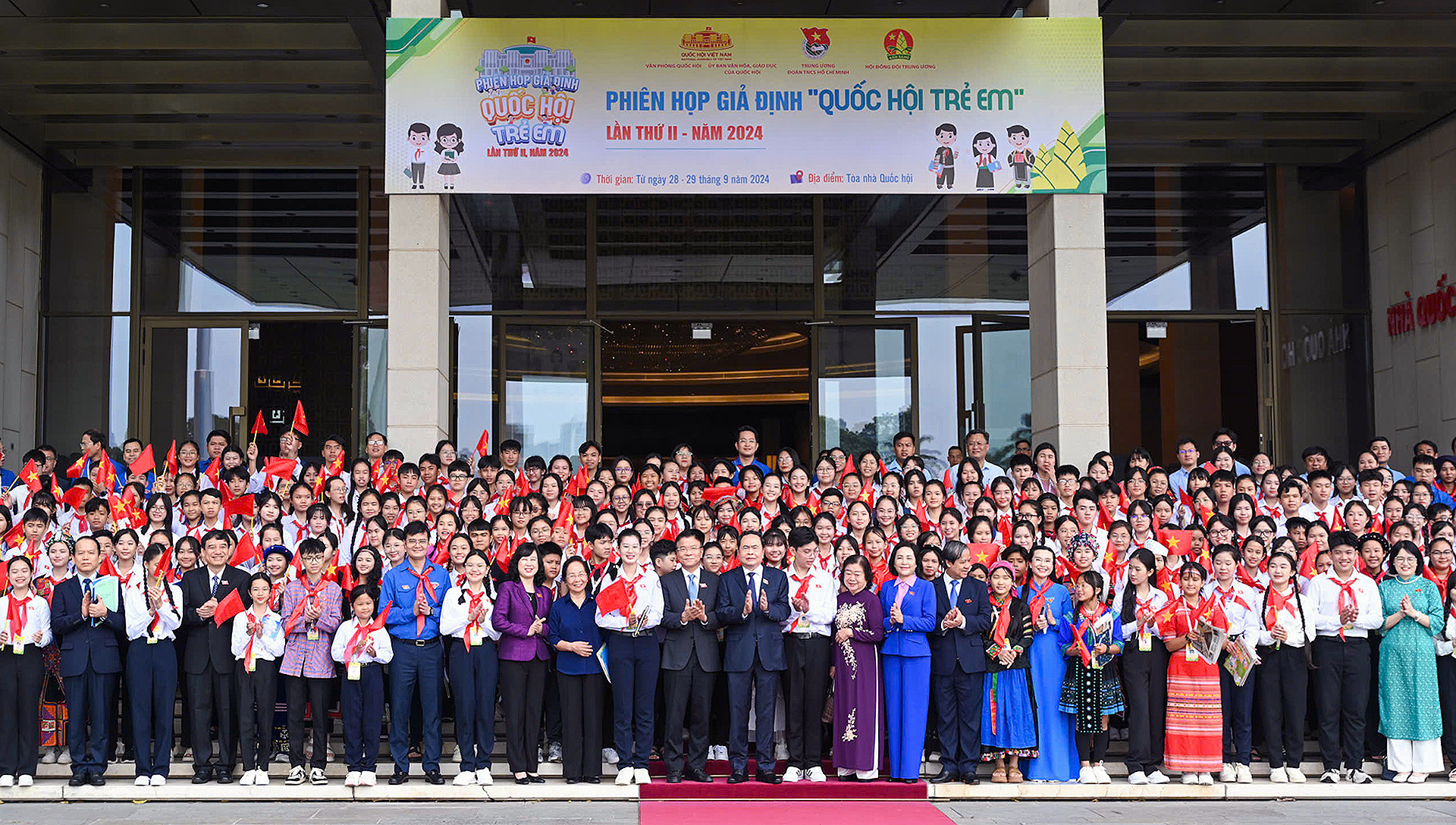 Về thành phần dân tộc, nhiều đại biểu Phiên họp là người Bru-Vân Kiều, Cao Lan, Chăm, Cơ tu, Dao, Êđê, Hà Nhì, Hoa, H’re, Khmer, Mông, Mường, Nùng, Pa Cô, Raglai, Sơ Đăng, Tày, Thái, Vân Kiều, Xuồng.