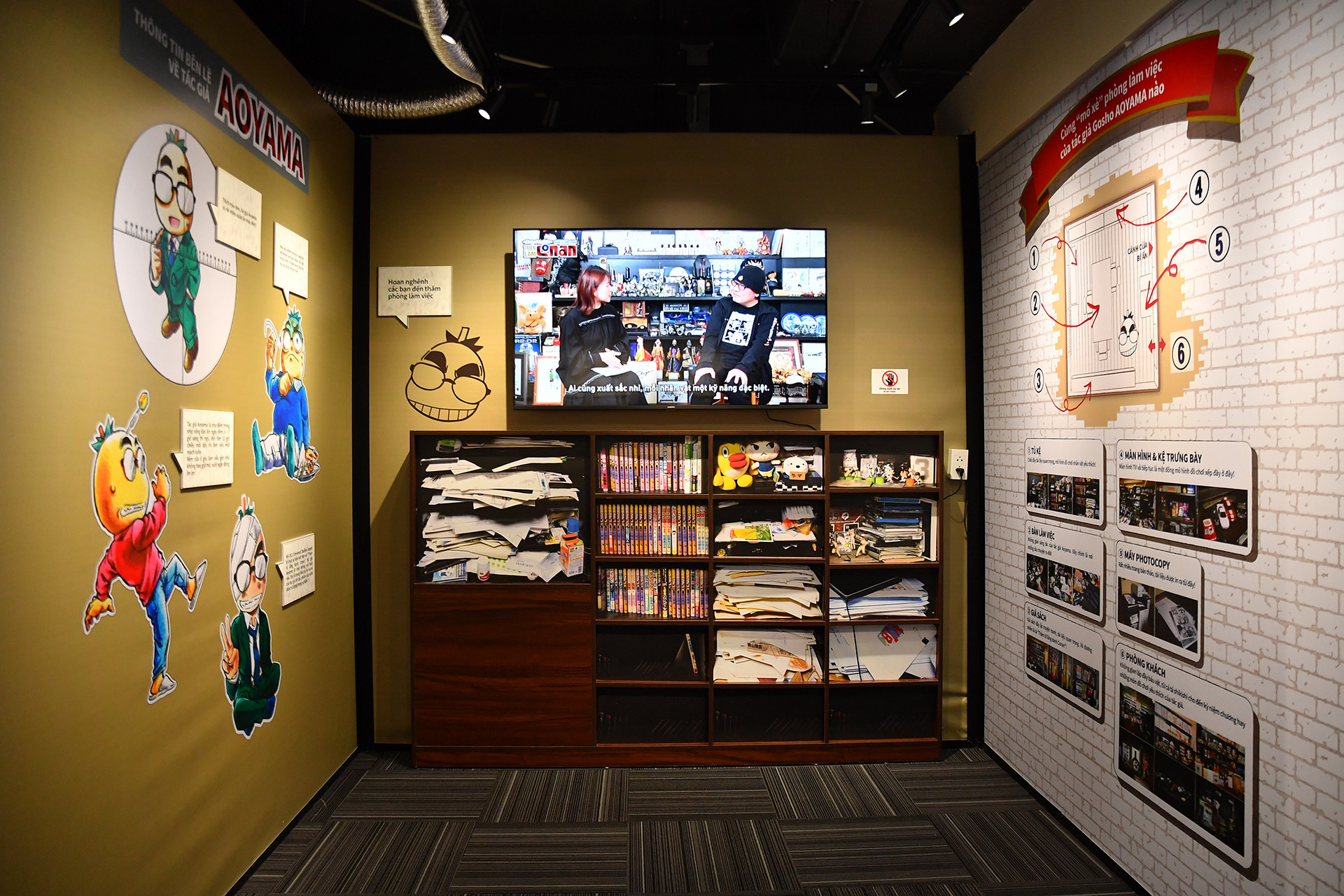 Đáng chú ý, Triển lãm còn dành hẳn một khu vực nhỏ để tái hiện lại góc làm việc thường ngày của tác giả Gosho Aoyama cùng những thước phim phỏng vấn ông.