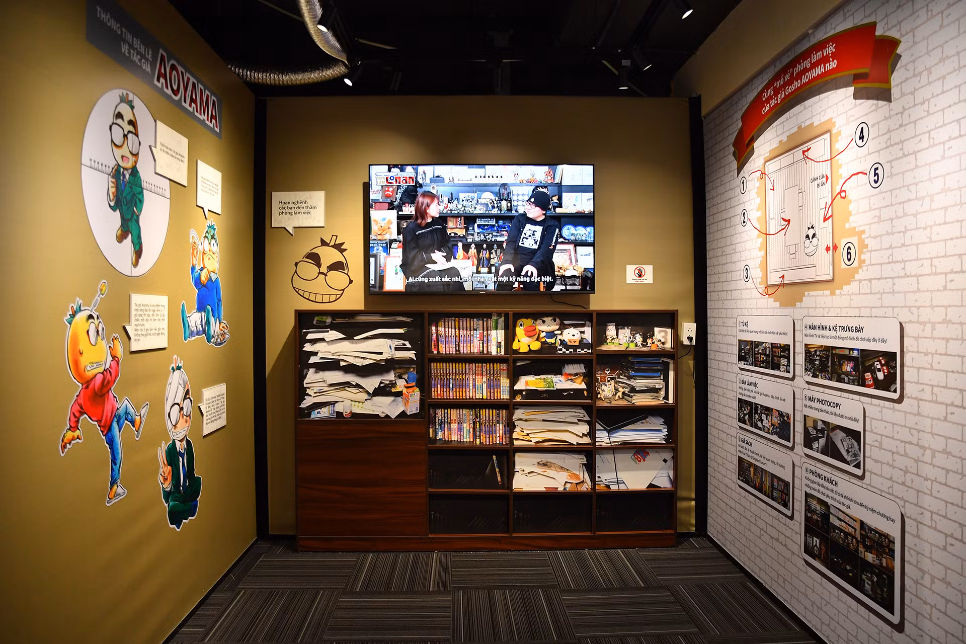 Đáng chú ý, Triển lãm còn dành hẳn một khu vực nhỏ để tái hiện lại góc làm việc thường ngày của tác giả Gosho Aoyama cùng những thước phim phỏng vấn ông.