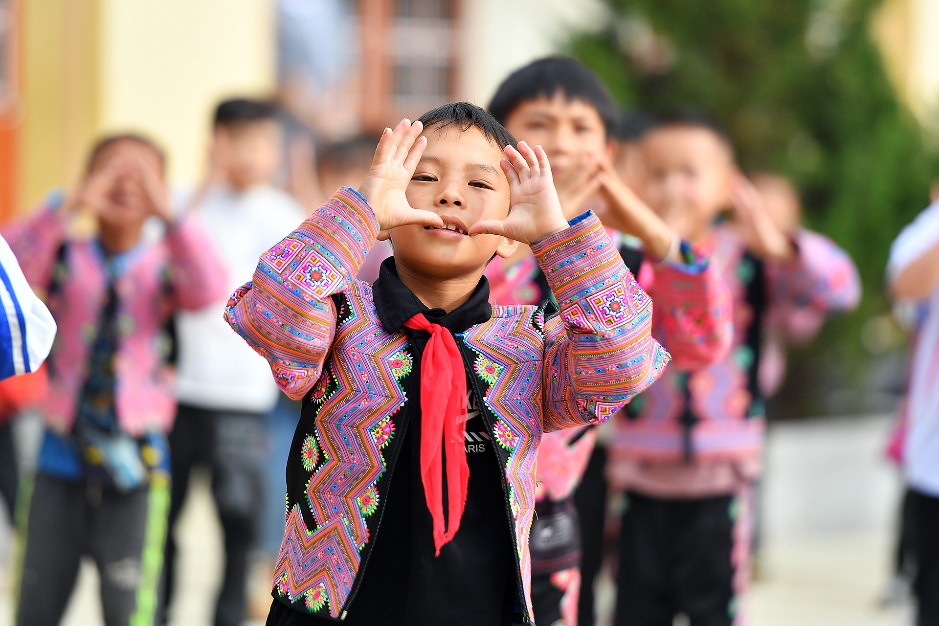 Trước năm 1993 - thời điểm Nhà nước vận động xóa bỏ cây thuốc phiện, đồi núi ở Lóng Luông thường phủ kín màu tím của loại cây này. Sau đó, cây thuốc phiện được mang vào núi sâu để trồng và thu hoạch lén lút. Thế rồi, những đợt ra quân tổng lực của lực lượng chức năng cũng dần quét sạch bóng cây thuốc phiện trên địa bàn Lóng Luông.