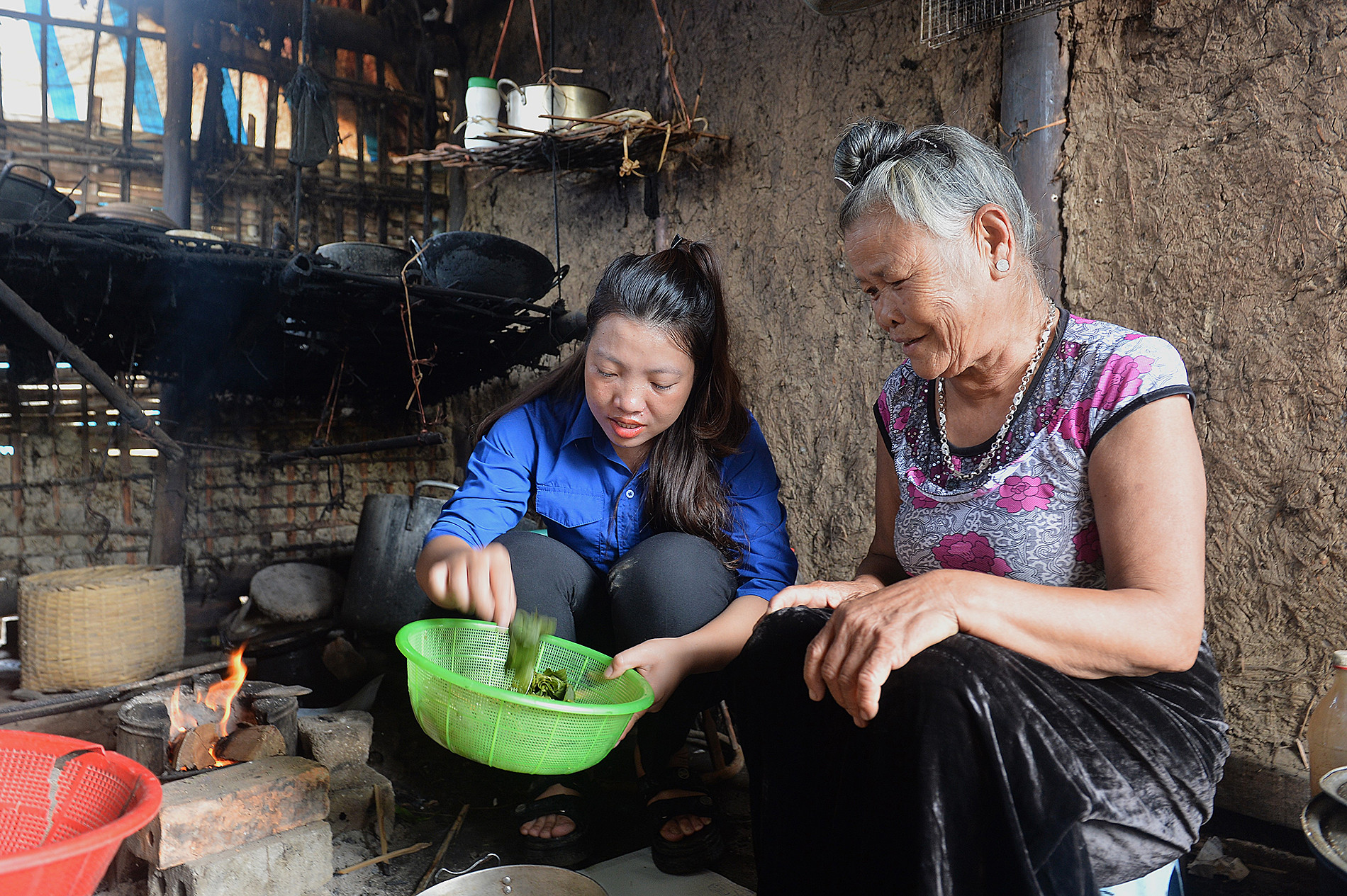 Không khí đầm ấm trong căn nhà tranh vách đất.
