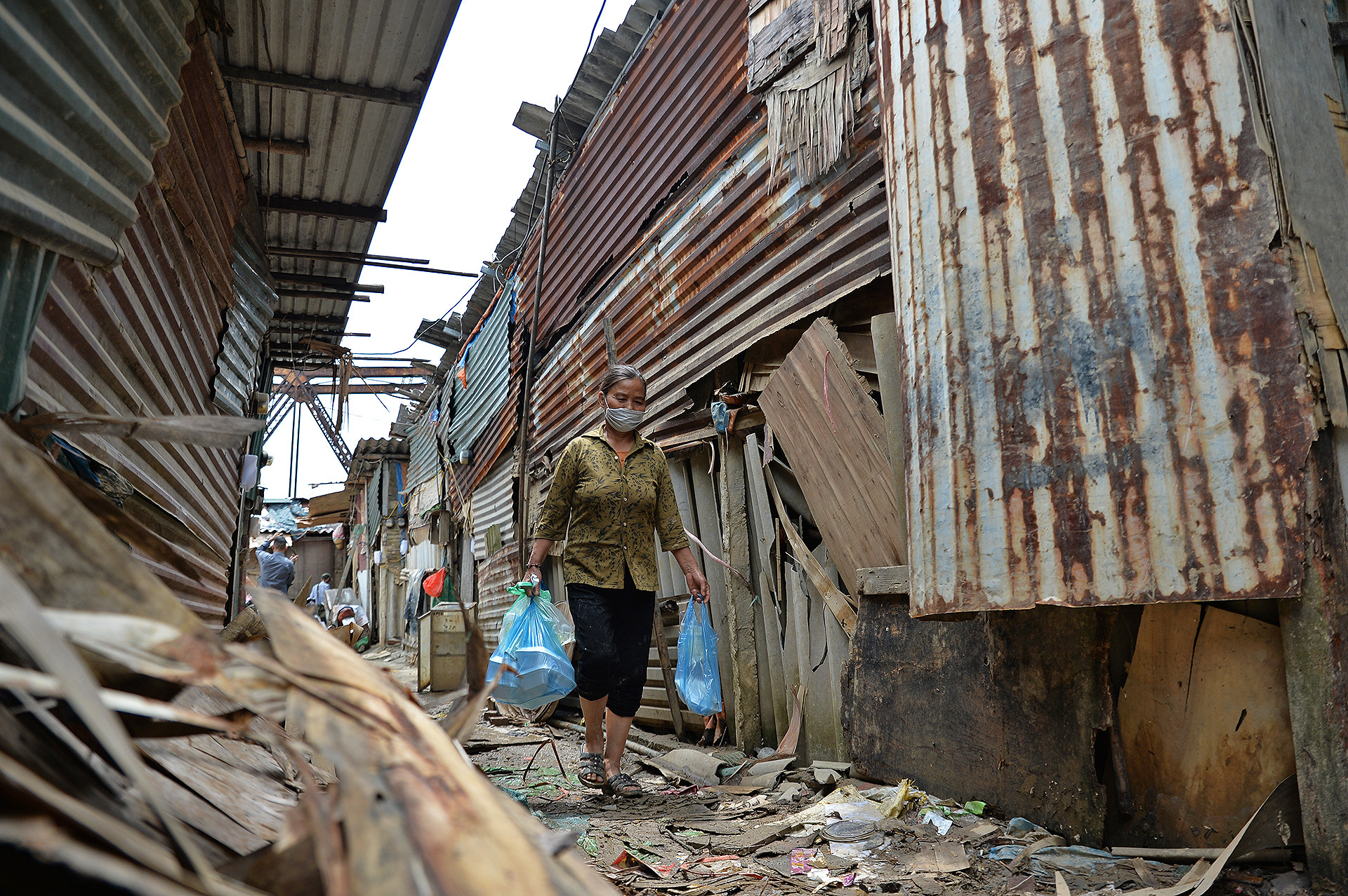 Biết đến hoàn cảnh của người dân trong xóm, nhiều nhóm thiện nguyện, nhà hảo tâm thỉnh thoảng vẫn mang thực phẩm đến phát tặng bà con. Tuy nhiên, phần lớn các bữa ăn vẫn xuất phát từ nguồn thu ít ỏi của người lao động tại đây trên tinh thần "lá rách ít đùm lá rách nhiều". Biết đến hoàn cảnh của người dân trong xóm, nhiều nhóm thiện nguyện, nhà hảo tâm thỉnh thoảng vẫn mang thực phẩm đến phát tặng bà con. Tuy nhiên, phần lớn các bữa ăn vẫn xuất phát từ nguồn thu ít ỏi của người lao động tại đây trên tinh thần "lá rách ít đùm lá rách nhiều".