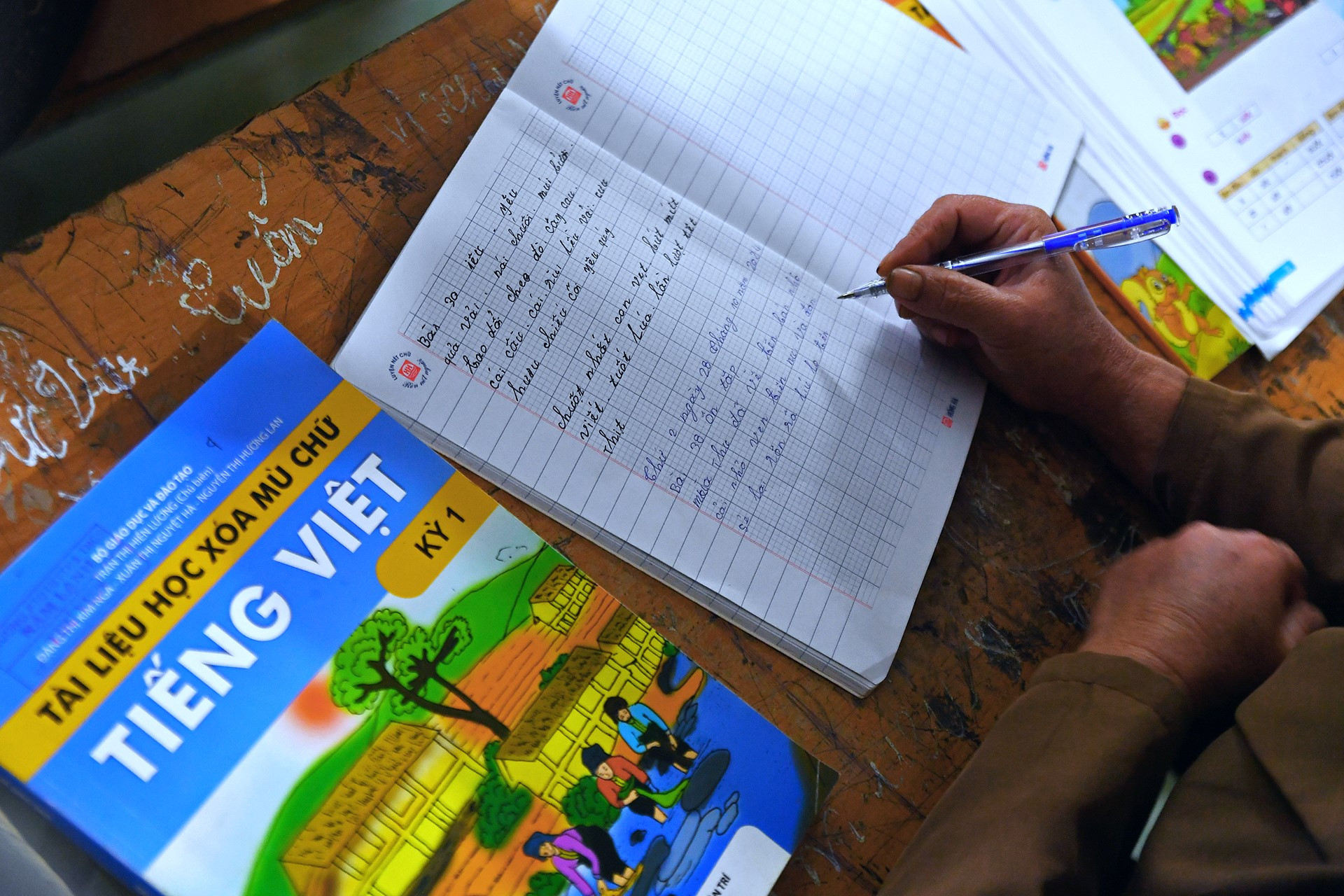 Nhờ sự nhẫn nại, khéo léo và tình cảm chân thành của người thầy giáo quân hàm xanh, "học sinh" trong lớp tiến bộ rất nhanh chóng. Chỉ trong vài tháng, bà con đã cơ bản biết đọc, biết viết. Từ đó, "thầy Thoại" bắt đầu lồng ghép những nội dung tuyên truyền về chủ trương của Đảng, chính sách, pháp luật của Nhà nước về phát triển kinh tế, văn hóa, xã hội vùng dân tộc thiểu số vào bài giảng.