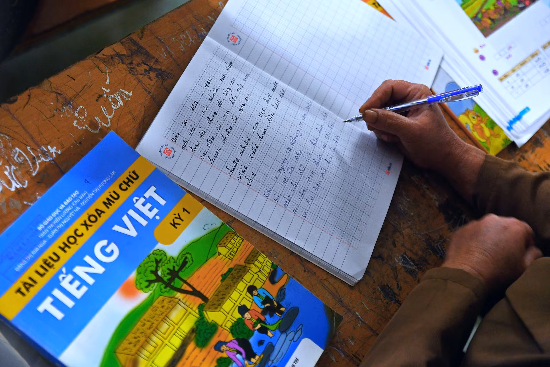 Nhờ sự nhẫn nại, khéo léo và tình cảm chân thành của người thầy giáo quân hàm xanh, "học sinh" trong lớp tiến bộ rất nhanh chóng. Chỉ trong vài tháng, bà con đã cơ bản biết đọc, biết viết. Từ đó, "thầy Thoại" bắt đầu lồng ghép những nội dung tuyên truyền về chủ trương của Đảng, chính sách, pháp luật của Nhà nước về phát triển kinh tế, văn hóa, xã hội vùng dân tộc thiểu số vào bài giảng. Nhờ sự nhẫn nại, khéo léo và tình cảm chân thành của người thầy giáo quân hàm xanh, "học sinh" trong lớp tiến bộ rất nhanh chóng. Chỉ trong vài tháng, bà con đã cơ bản biết đọc, biết viết. Từ đó, "thầy Thoại" bắt đầu lồng ghép những nội dung tuyên truyền về chủ trương của Đảng, chính sách, pháp luật của Nhà nước về phát triển kinh tế, văn hóa, xã hội vùng dân tộc thiểu số vào bài giảng.