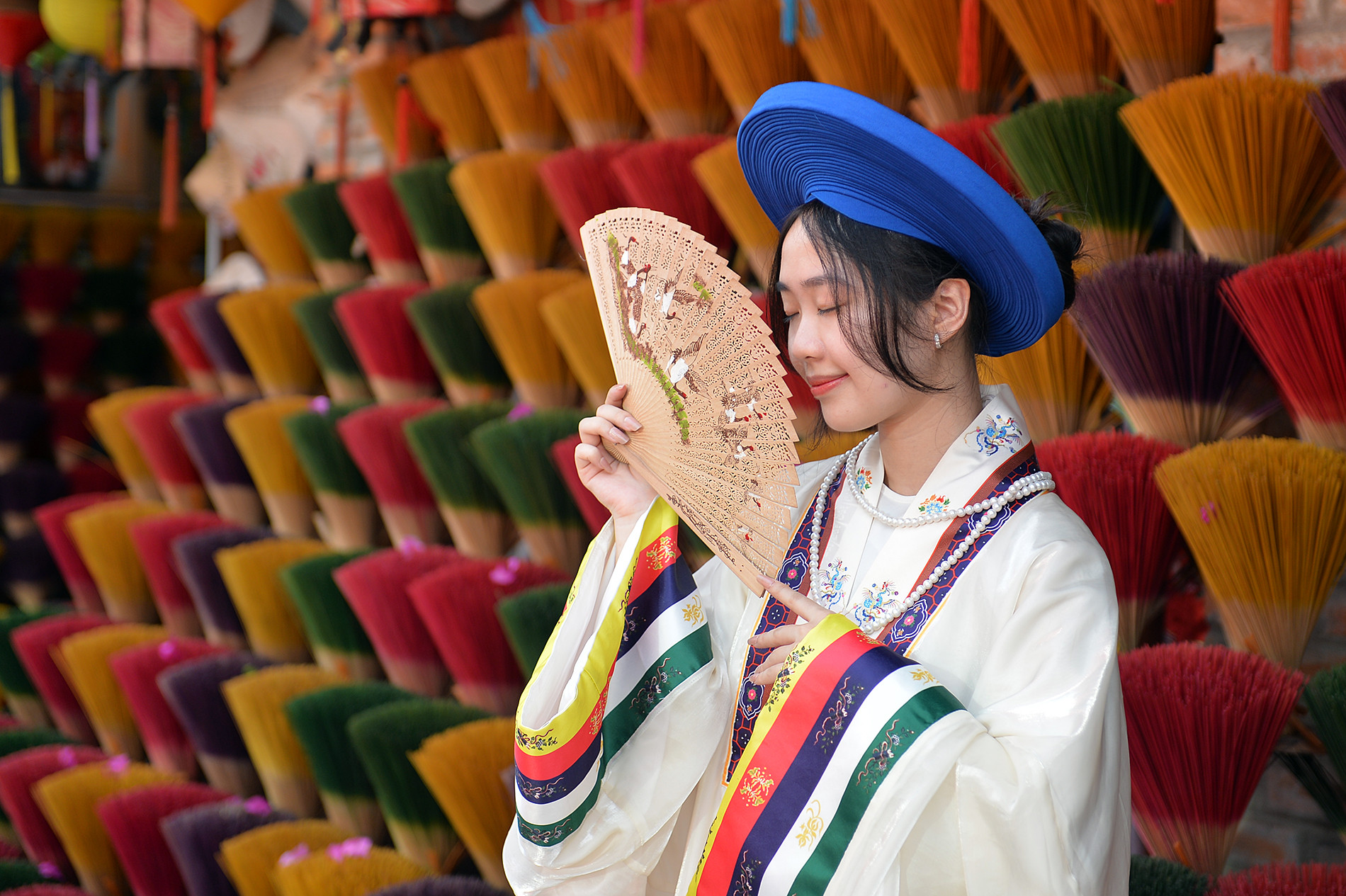 Do đó, không chỉ ở khu vực Đại nội Huế, các bạn trẻ cũng có thể tìm cho mình một bộ áo ngũ thân hoặc Nhật Bình phù hợp ở nhiều điểm tham quan khác như làng hương Thủy Xuân hay các khu lăng mộ cổ.