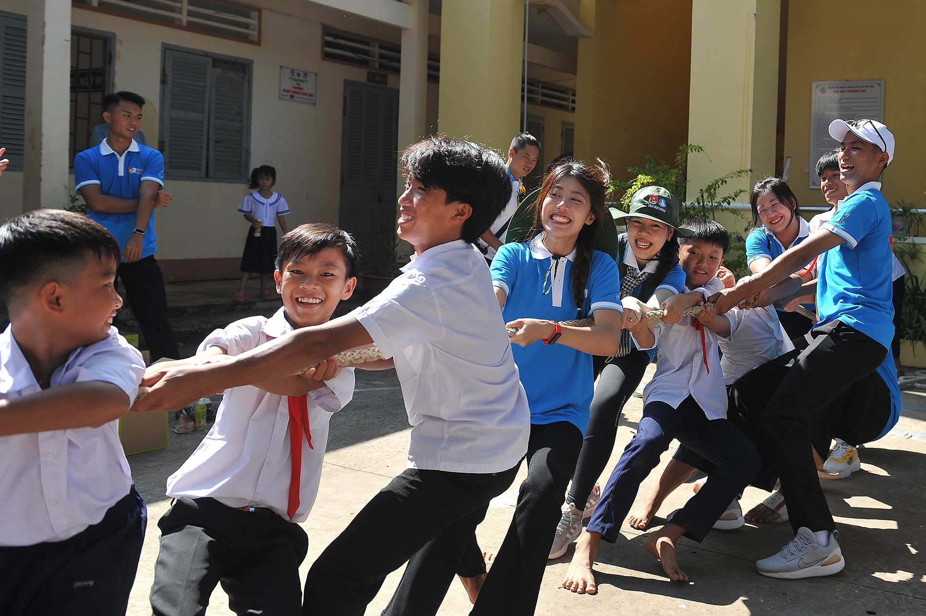 PiaLinh và các đại biểu lập đội kéo co cùng thiếu nhi địa phương.