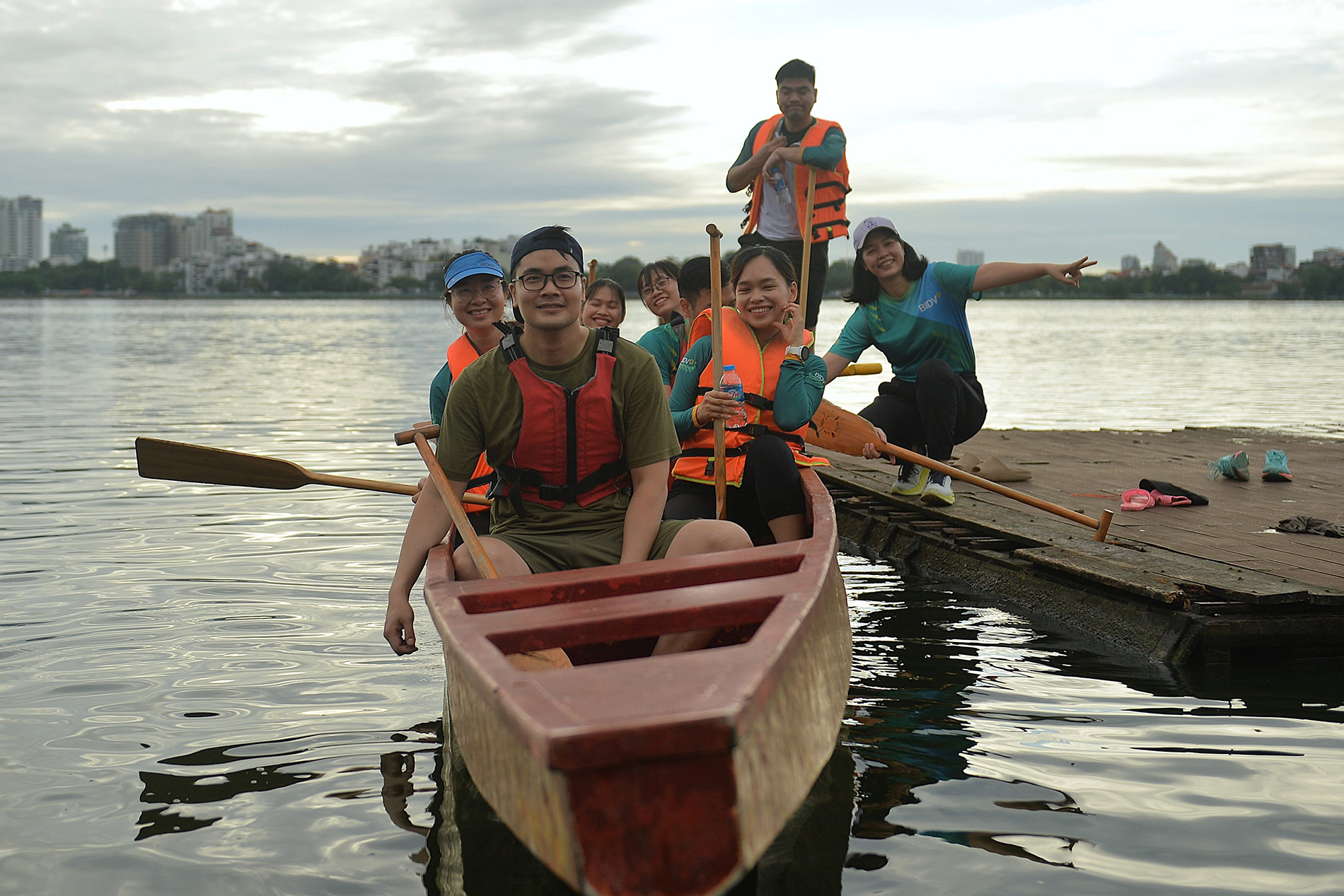 Các tay chèo bước vào buổi tập trong ánh bình minh rực rỡ.