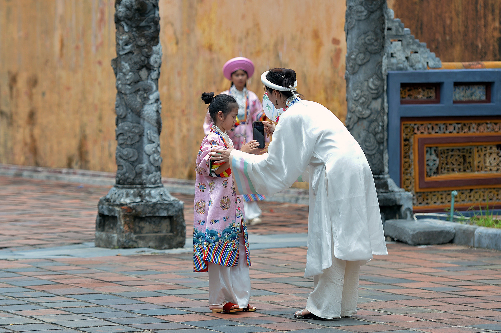 Trong khu vực Đại nội Huế, có thể dễ dàng bắt gặp nhiều cặp mẹ con xúng xính trong tà áo ngũ thân hoặc Nhật Bình. Thời gian gần đây, xuất hiện một số cửa hàng cho thuê các loại trang phục cổ nước ngoài để chụp ảnh lưu niệm trong quần thể khu di tích Cố đô Huế. Tuy nhiên, xu hướng này đã bị phần lớn bạn trẻ và khách du lịch trong nước phản đối vì không hợp thuần phong mỹ tục.