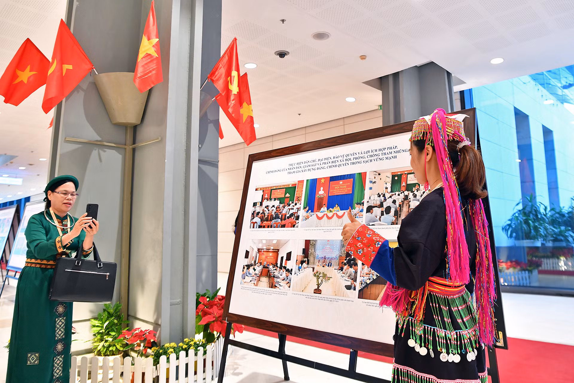 Các đại biểu từ nhiều dân tộc thiểu số khác nhau giao lưu, trao đổi, kết nối bên hành lang Đại hội.