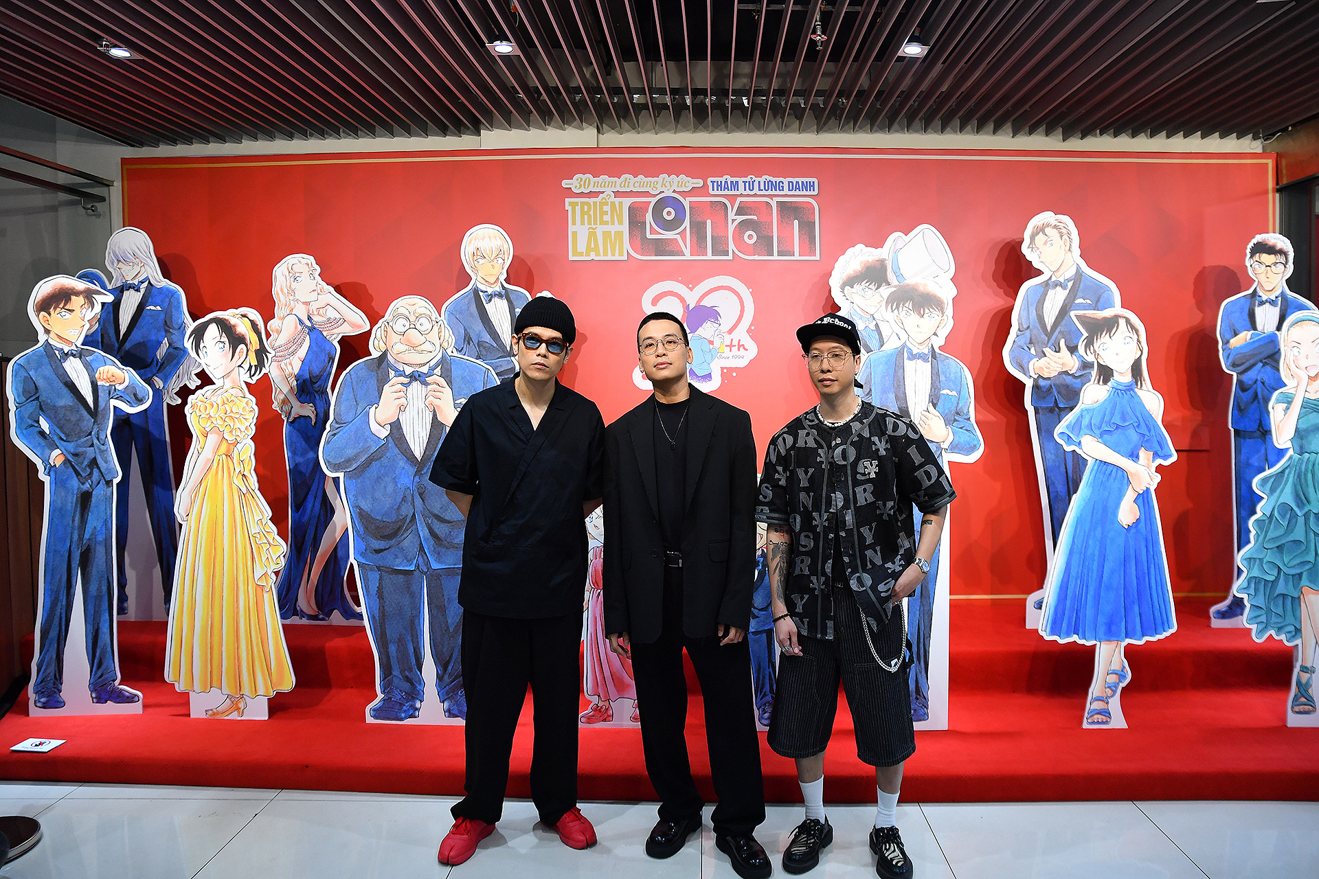 Ngay từ sáng sớm, Triển lãm đón đông đảo nghệ sĩ và người hâm mộ đến tham quan tại trụ sở Nhà xuất bản Kim Đồng (số 55 Quang Trung, quận Hai Bà Trưng, Hà Nội). Được biết, sự kiện kéo dài từ nay đến hết ngày 25/12 tới đây.