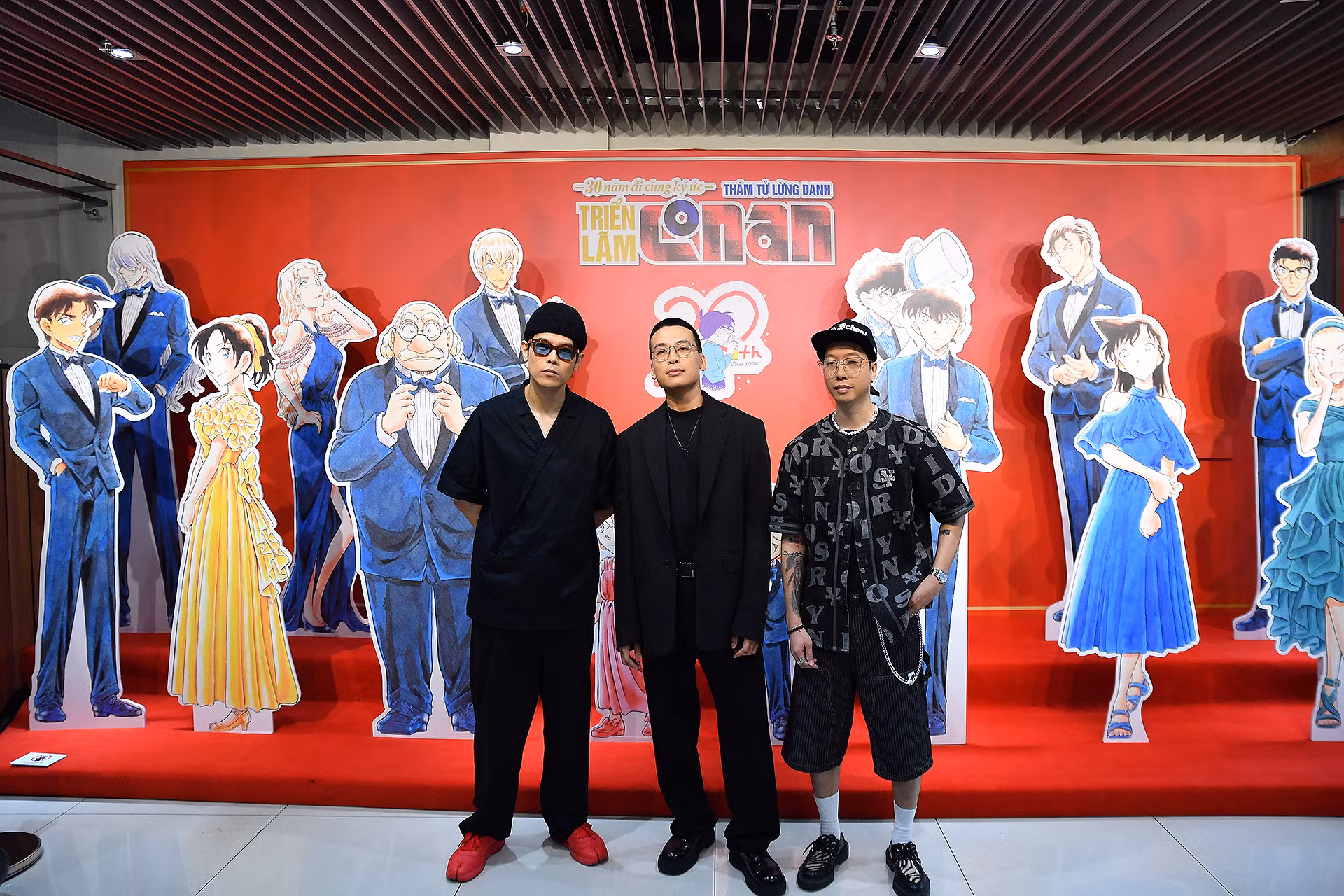 Ngay từ sáng sớm, Triển lãm đón đông đảo nghệ sĩ và người hâm mộ đến tham quan tại trụ sở Nhà xuất bản Kim Đồng (số 55 Quang Trung, quận Hai Bà Trưng, Hà Nội). Được biết, sự kiện kéo dài từ nay đến hết ngày 25/12 tới đây.