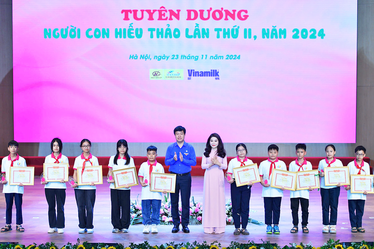 Phó Chủ tịch Hội đồng Đội Trung ương Lê Hải Long và Bí thư Thành đoàn Hà Nội Chu Hồng Minh trao Bằng khen tặng những "Người con hiếu thảo" năm 2024.