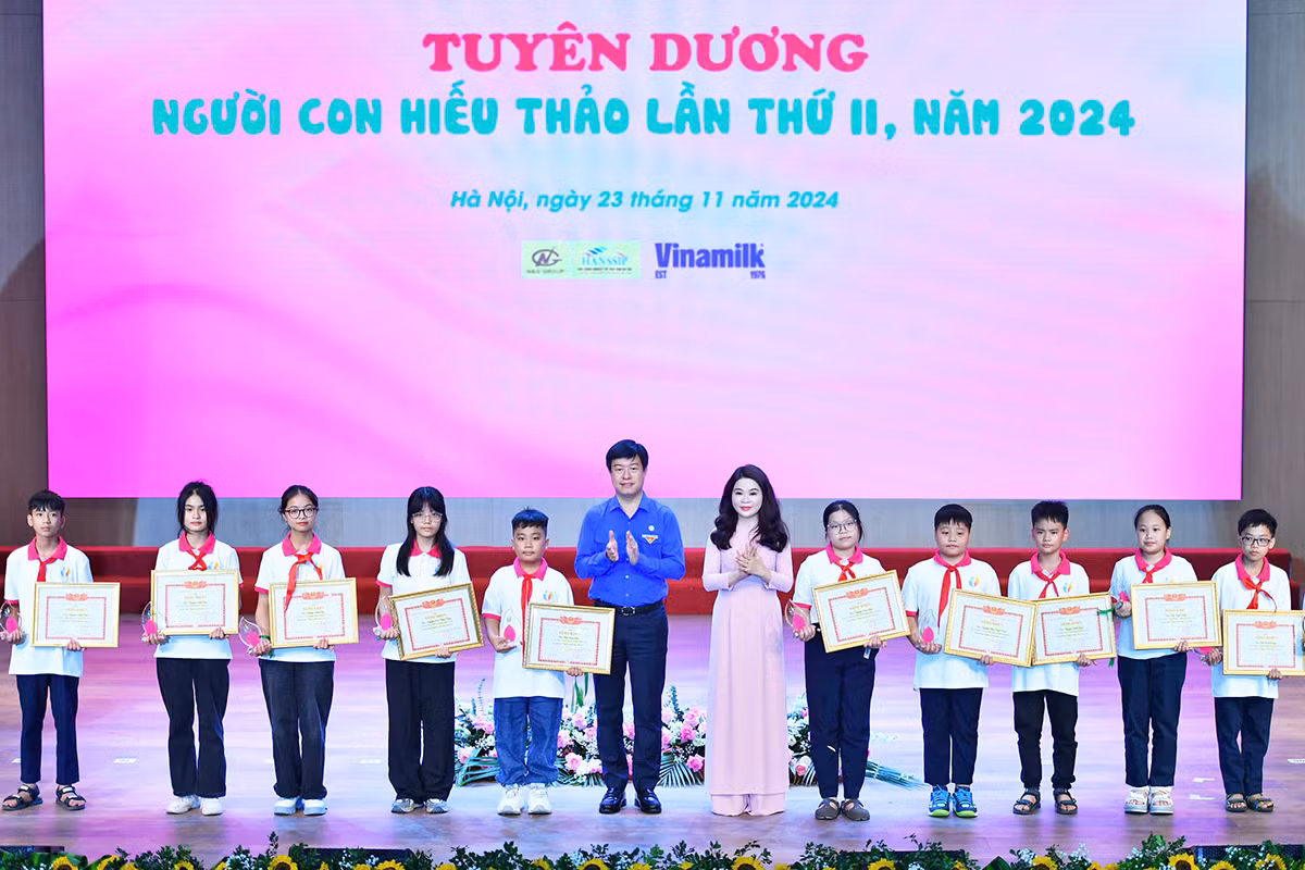 Phó Chủ tịch Hội đồng Đội Trung ương Lê Hải Long và Bí thư Thành đoàn Hà Nội Chu Hồng Minh trao Bằng khen tặng những "Người con hiếu thảo" năm 2024.