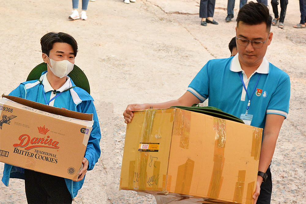 Đại biểu sinh viên vận chuyển nguyên liệu cho bữa ăn đến nhà trường từ sáng sớm.