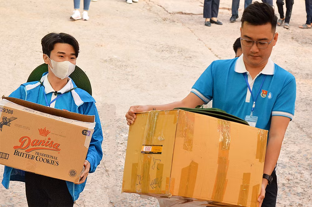 Đại biểu sinh viên vận chuyển nguyên liệu cho bữa ăn đến nhà trường từ sáng sớm.