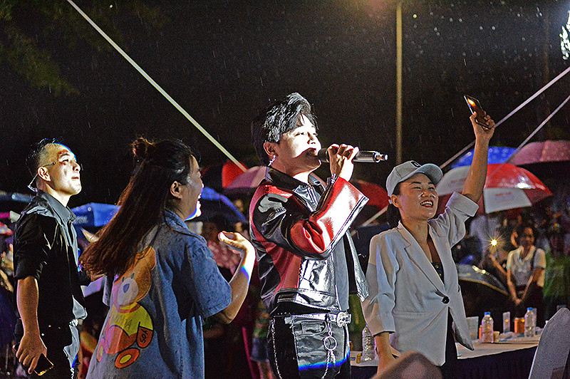 Người dân Hải Phòng hào hứng cùng biểu diễn với các ca sĩ chuyên nghiệp tại Đêm nhạc hội.