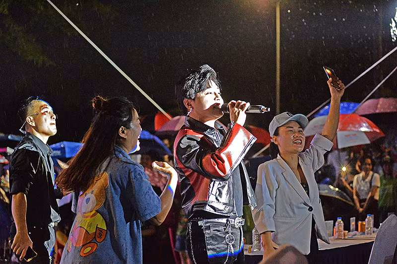 Người dân Hải Phòng hào hứng cùng biểu diễn với các ca sĩ chuyên nghiệp tại Đêm nhạc hội.