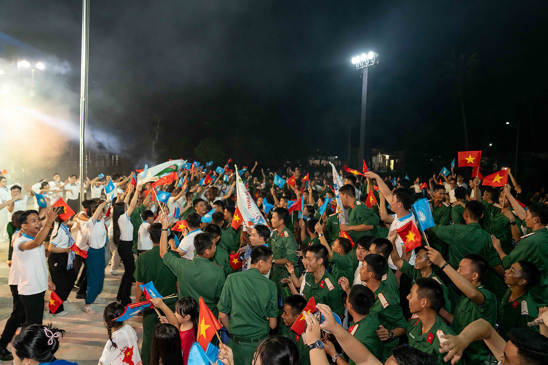 Ngay khi các tiết mục văn nghệ khép lại, đoàn đại biểu sinh viên và hạ sĩ quan, chiến sĩ trên đảo Thổ Châu đã có khoảng thời gian gắn kết, chia sẻ đầy sôi nổi. Ngay khi các tiết mục văn nghệ khép lại, đoàn đại biểu sinh viên và hạ sĩ quan, chiến sĩ trên đảo Thổ Châu đã có khoảng thời gian gắn kết, chia sẻ đầy sôi nổi.