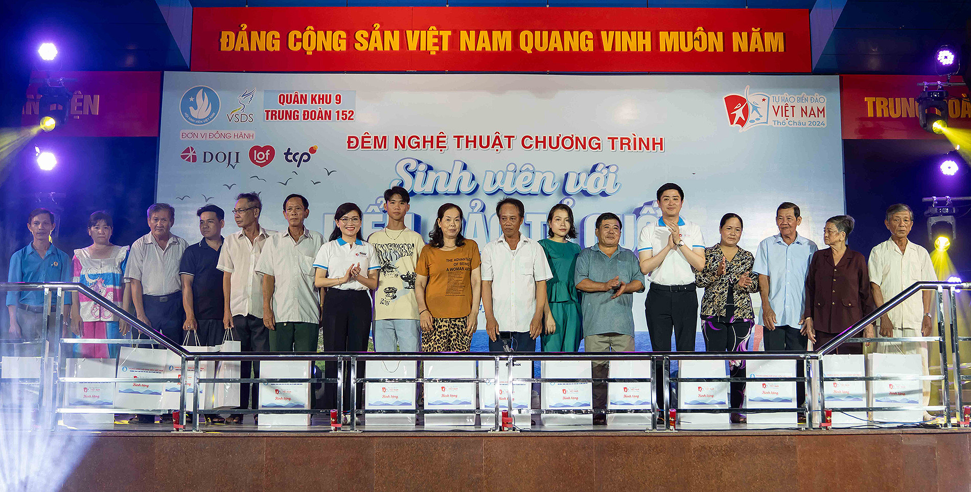Phó Chủ tịch Thường trực Hội Sinh viên Việt Nam và Giám đốc Trung tâm Hỗ trợ và Phát triển sinh viên Việt Nam Lâm Tùng (lần lượt thứ 7 và 13 từ trái sang) trao quà tặng các hộ gia đình có công với cách mạng trên đảo Thổ Châu. Phó Chủ tịch Thường trực Hội Sinh viên Việt Nam và Giám đốc Trung tâm Hỗ trợ và Phát triển sinh viên Việt Nam Lâm Tùng (lần lượt thứ 7 và 13 từ trái sang) trao quà tặng các hộ gia đình có công với cách mạng trên đảo Thổ Châu.
