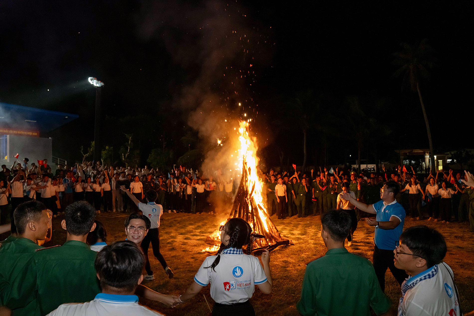 Ngọn lửa trại lập tức được thắp lên, trở thành trung tâm của chương trình. Ngọn lửa trại lập tức được thắp lên, trở thành trung tâm của chương trình.