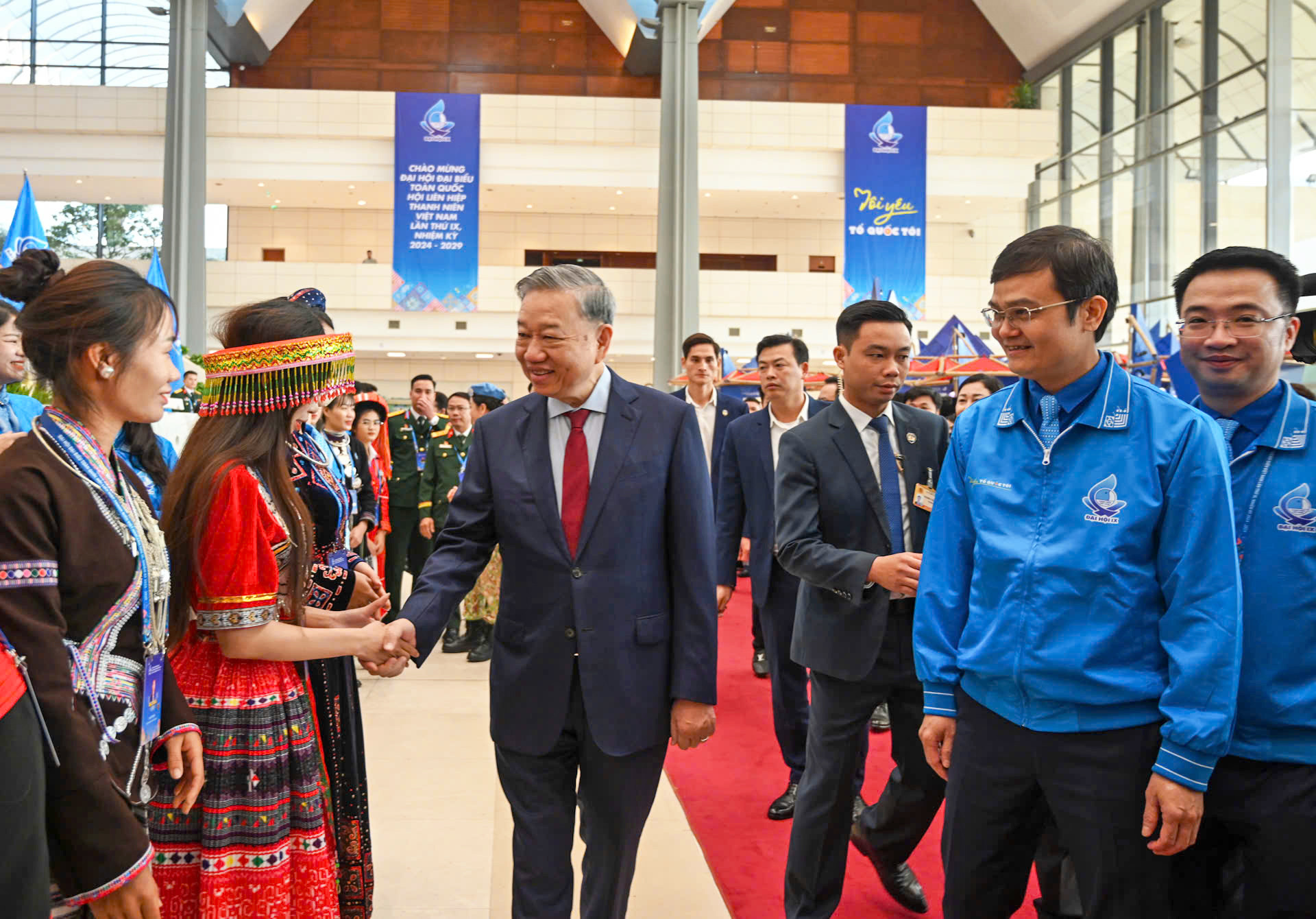 Các đại biểu người dân tộc thiểu số hân hoan đón Tổng Bí thư Tô Lâm tại sảnh chính Trung tâm Hội nghị quốc gia.