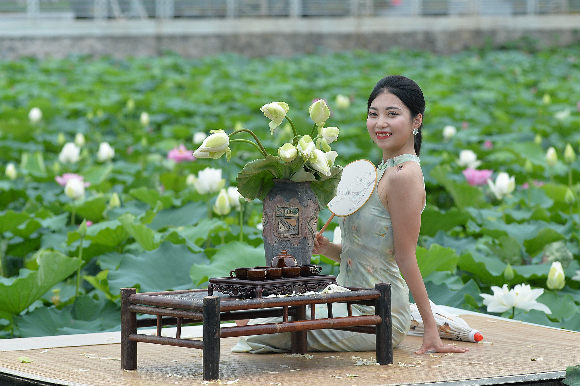 Nhiều bạn trẻ đã nhanh chóng tìm đến khu vực các đầm sen ở quận Tây Hồ ngay khi biết sen nở sớm hơn mọi năm.