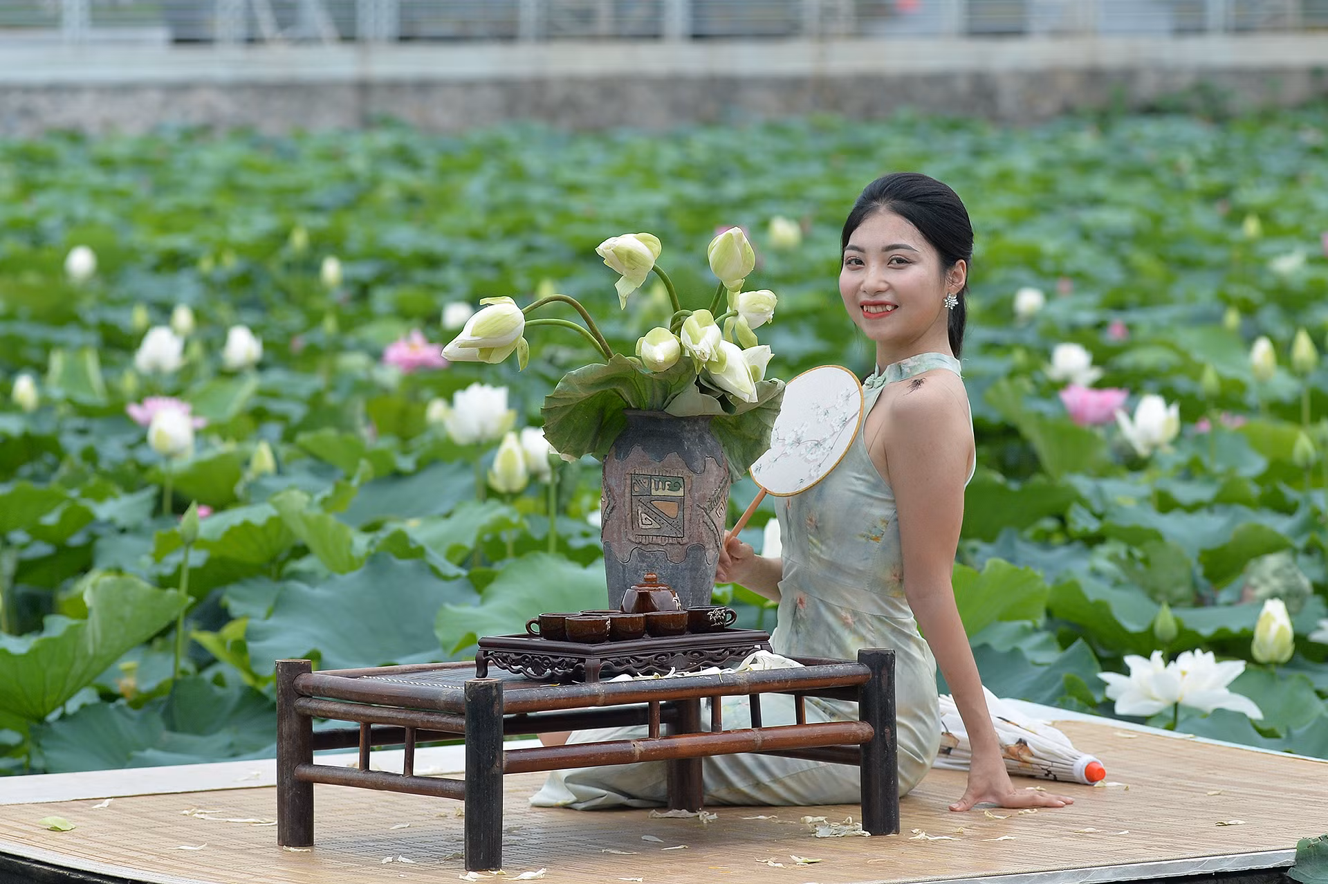 Nhiều bạn trẻ đã nhanh chóng tìm đến khu vực các đầm sen ở quận Tây Hồ ngay khi biết sen nở sớm hơn mọi năm.