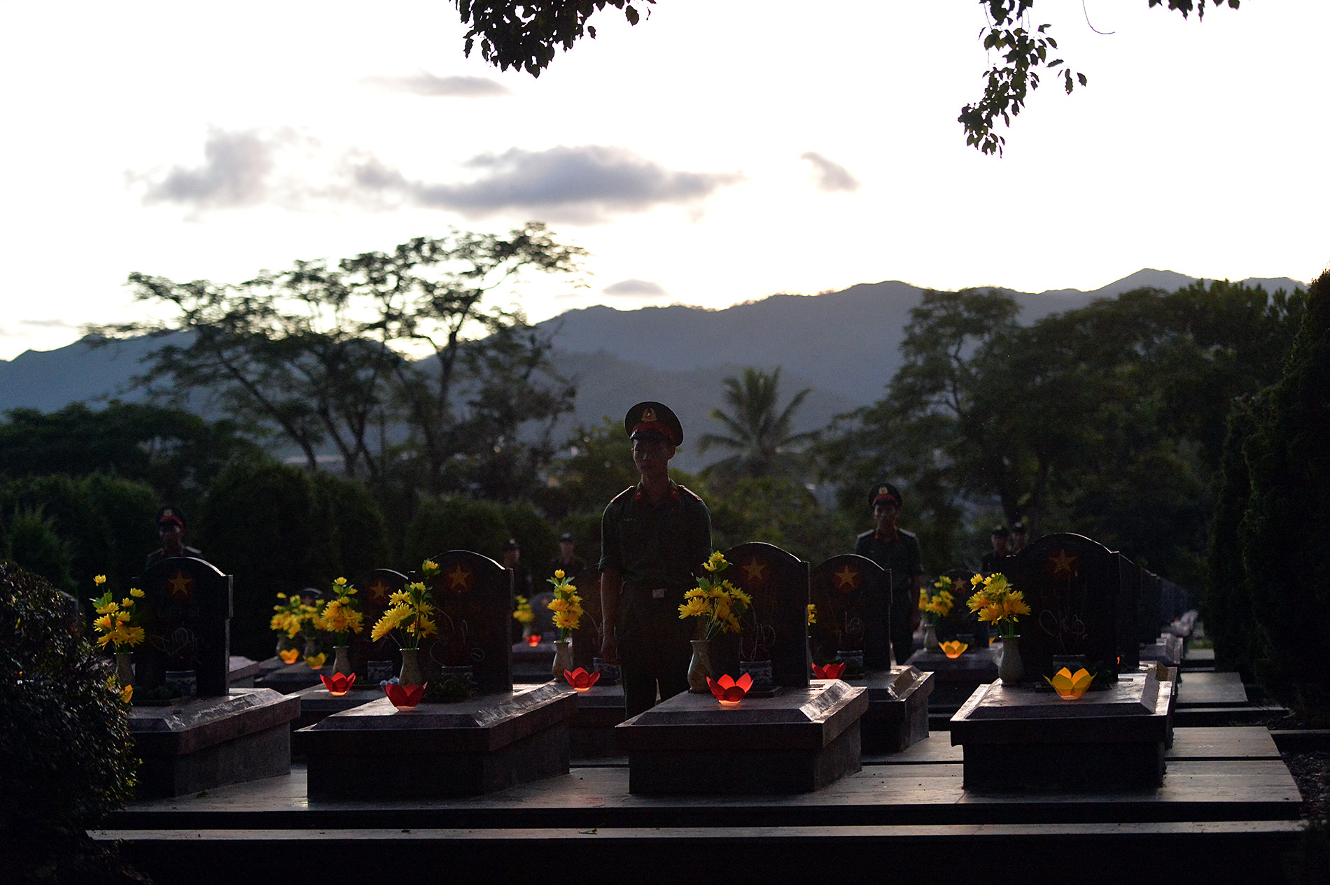 Ánh nắng chiều dần tắt trên Nghĩa trang liệt sĩ Độc Lập.