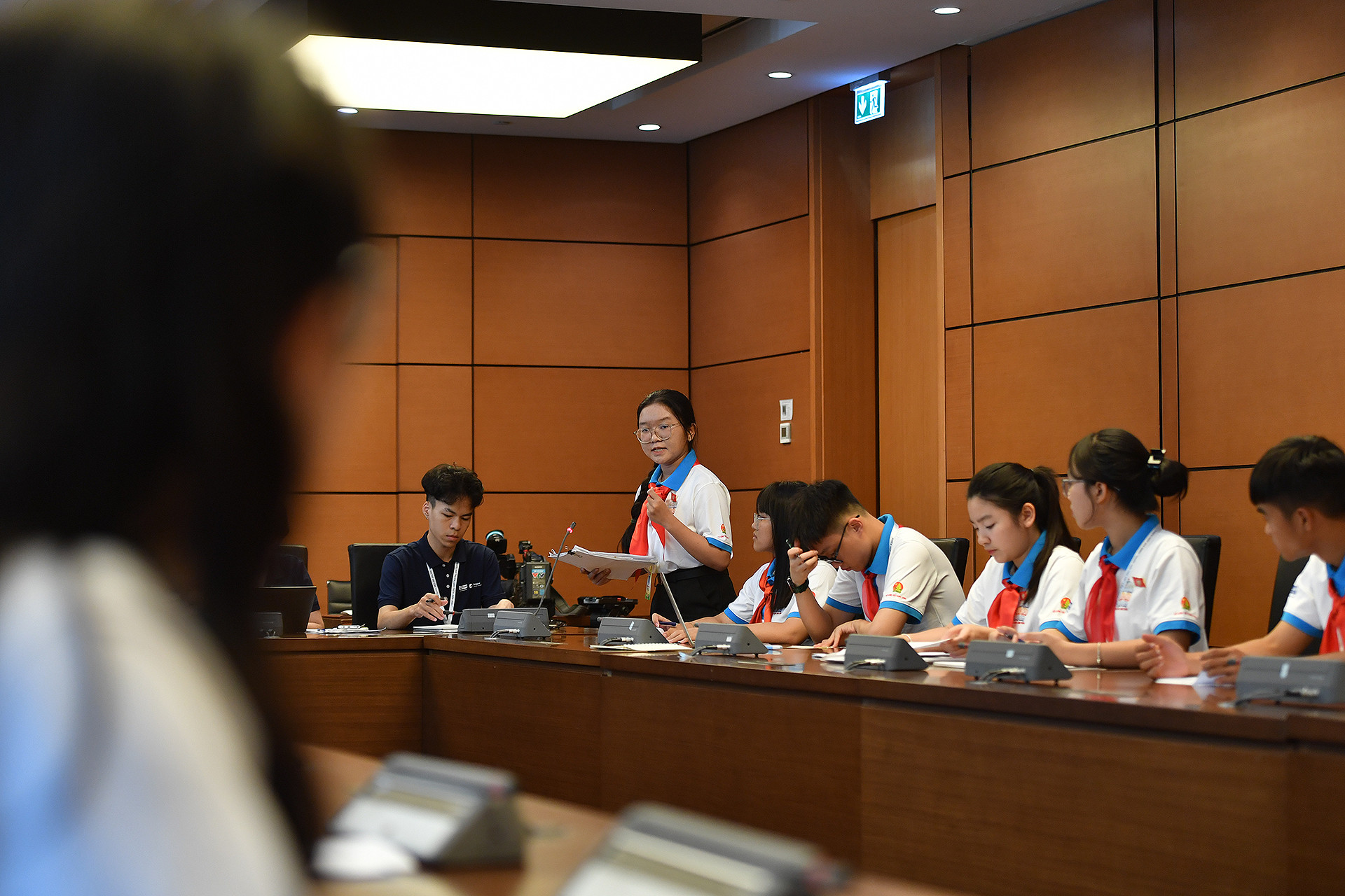 Các đại biểu tập trung trao đổi, nêu ý kiến về 2 chủ đề của Phiên họp giả định: "Phòng, chống bạo lực học đường” và “Phòng, chống tác hại của thuốc lá, chất kích thích, nhất là trong môi trường học đường”.