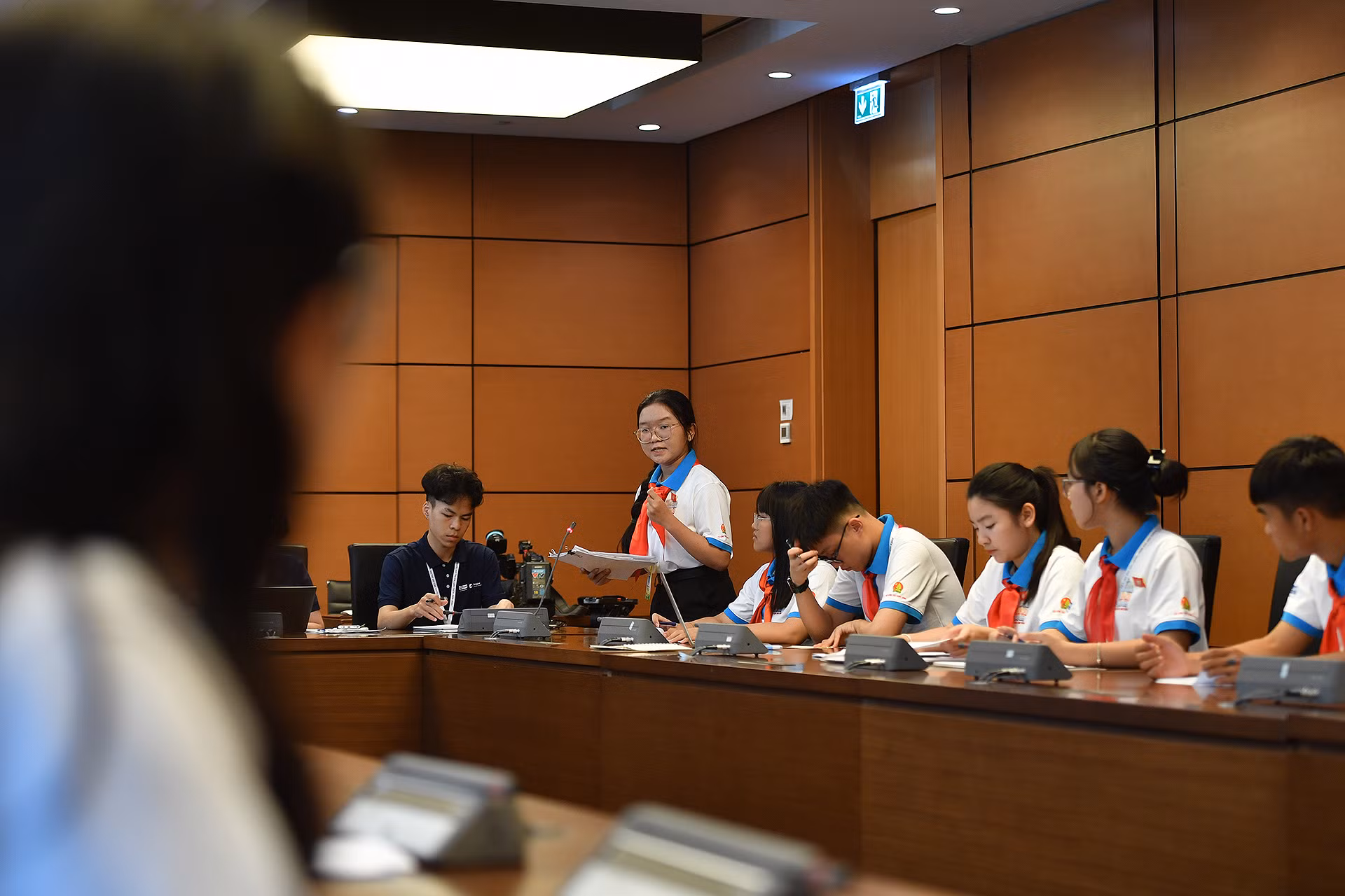 Các đại biểu tập trung trao đổi, nêu ý kiến về 2 chủ đề của Phiên họp giả định: "Phòng, chống bạo lực học đường” và “Phòng, chống tác hại của thuốc lá, chất kích thích, nhất là trong môi trường học đường”.