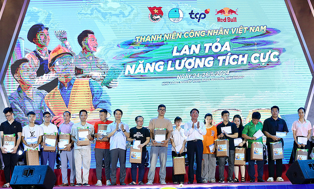 Đại diện gia đình các thanh niên công nhân hoàn cảnh khó khăn nhận quà từ Ban tổ chức.