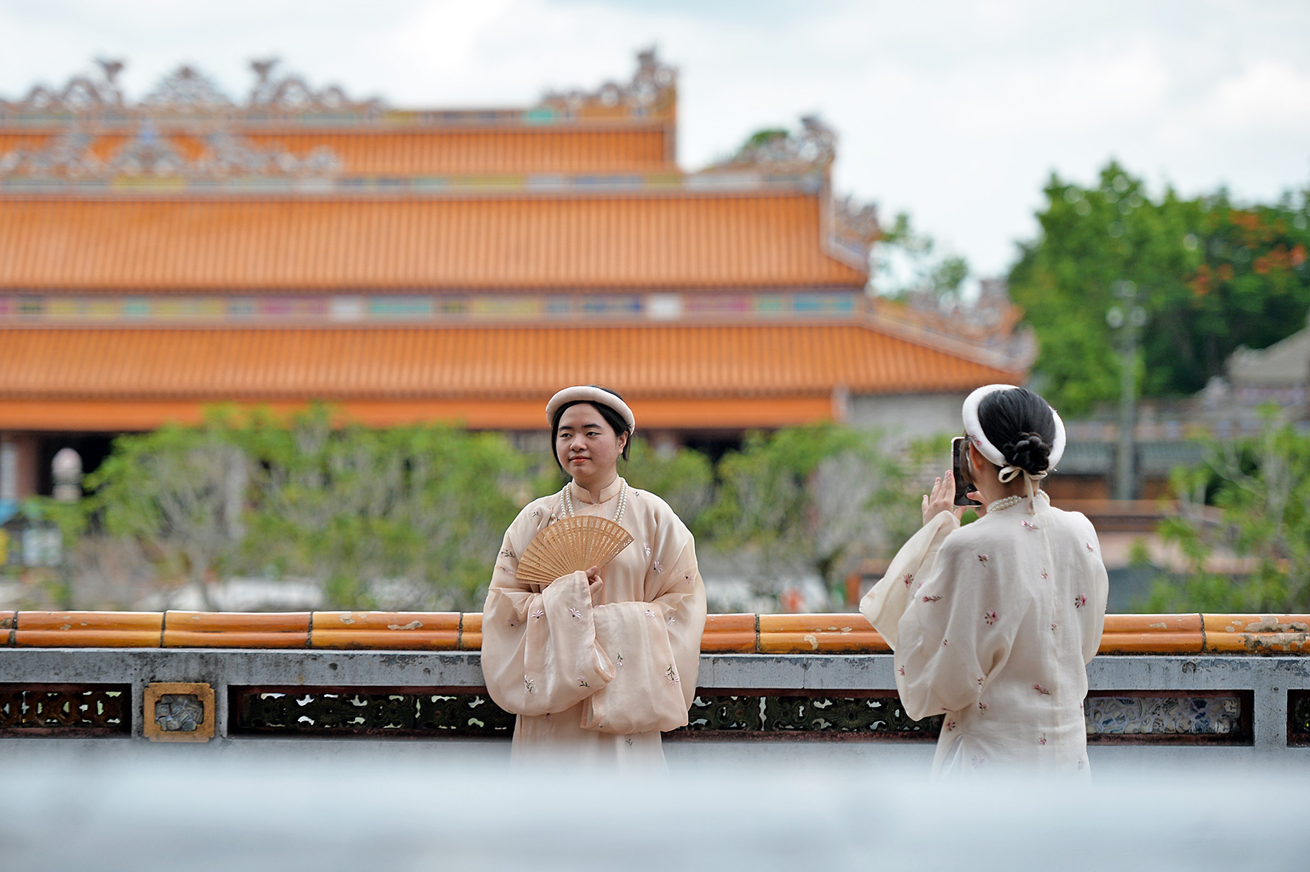 Khung cảnh cổ kính của Đại nội Huế là nguồn cảm hứng bất tận để các bạn trẻ thoải mái sáng tạo, lưu lại cho mình hàng loạt khoảnh khắc "không đụng hàng" trong những ngày nghỉ hè.