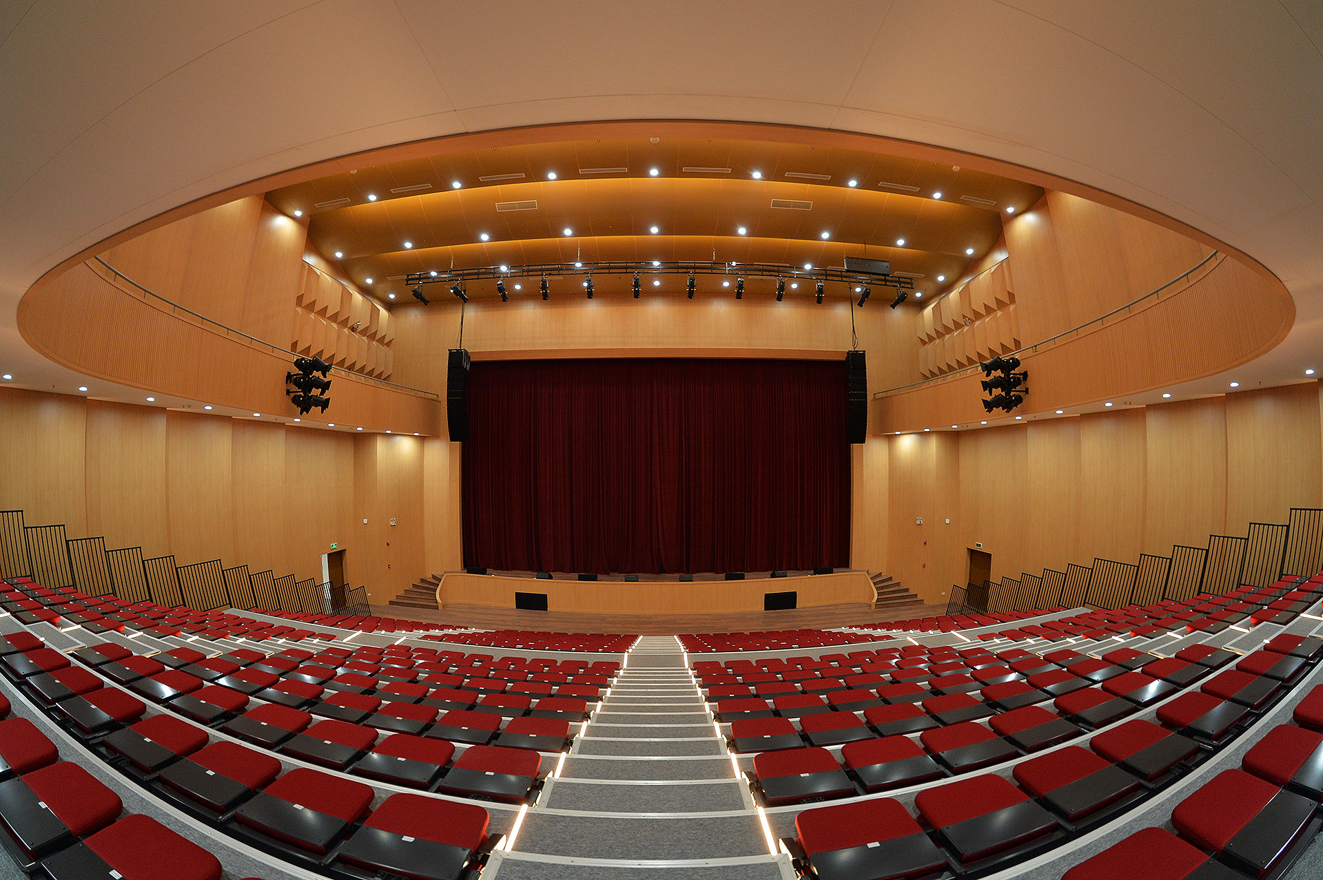 Nhà hát với sức chứa 800 chỗ ngồi, nơi trình diễn những chương trình đặc sắc, hấp dẫn dành cho thiếu nhi.