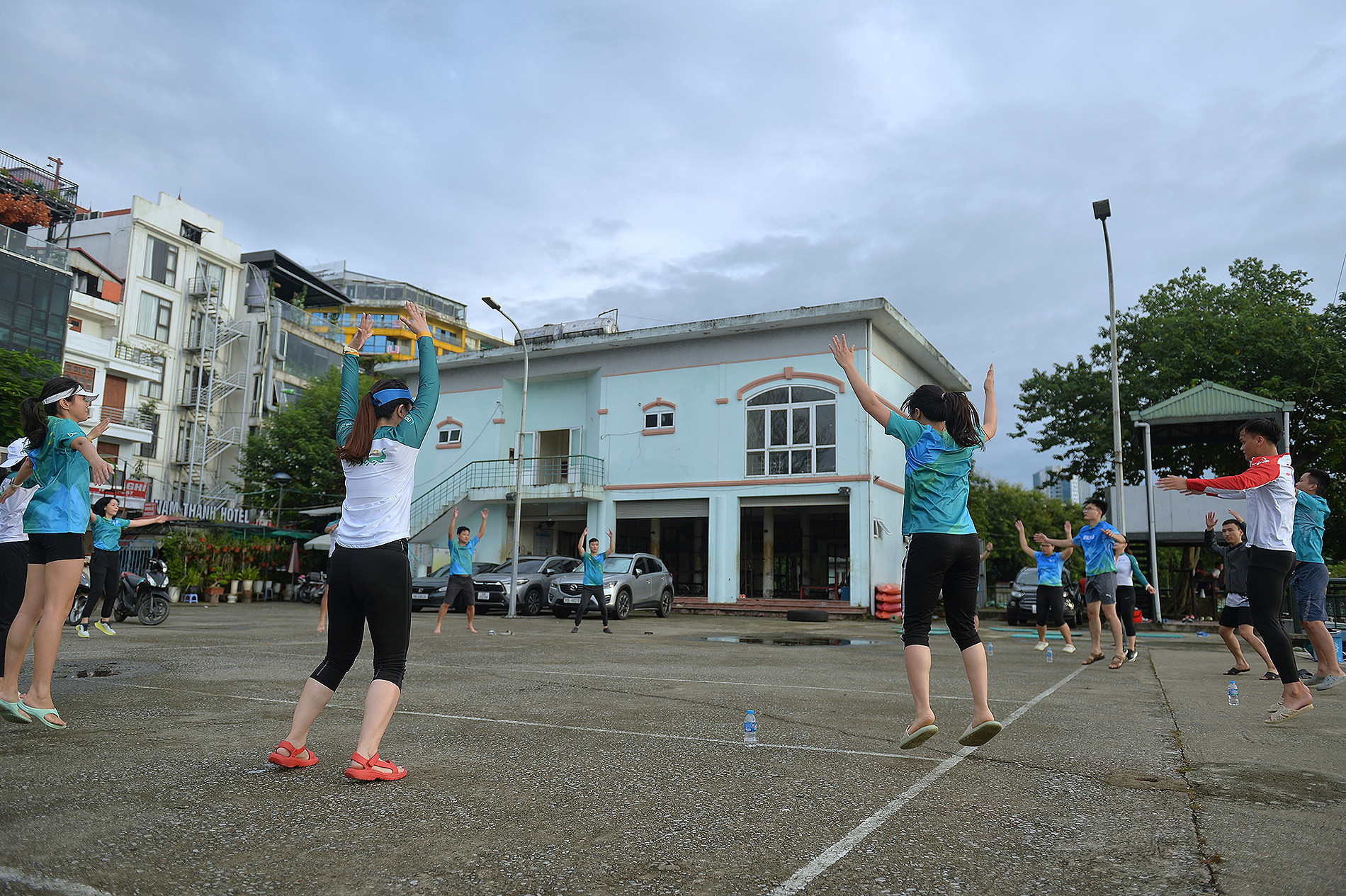 Những tay chèo nghiệp dư tập luyện trong khoảng thời gian từ 5-6 giờ sáng.