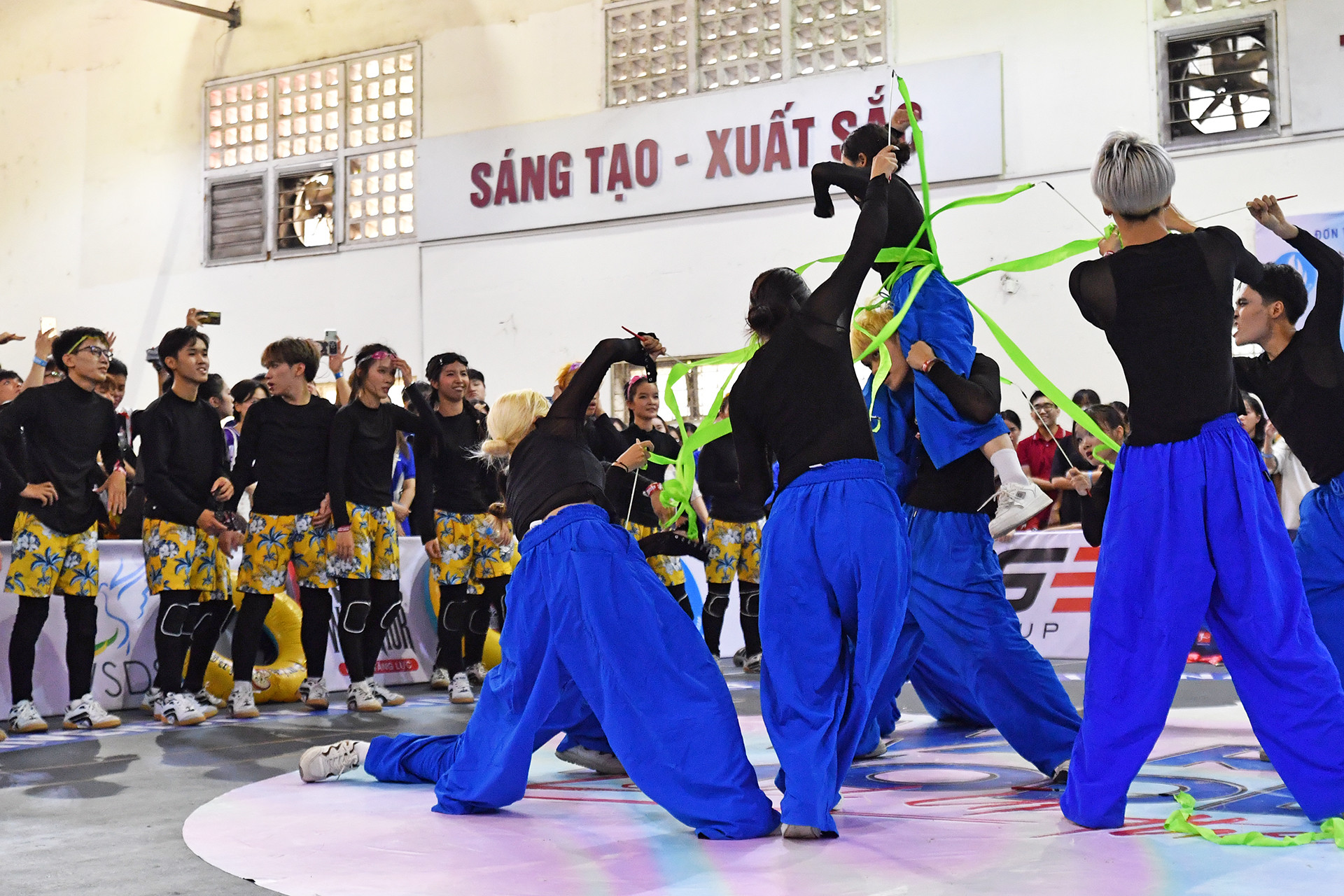 Bước vào vòng chung kết, các đội tuyển thi đấu theo thể thức đối kháng. Và đây cũng là lúc những cuộc so tài "nảy lửa" diễn ra trong sự hò reo, cổ vũ vang dội của khán giả. Sáng 6/10, vòng tứ kết khu vực miền bắc của môn nhảy đối kháng VUG 10 đã diễn ra với sự góp mặt của 7 đội tuyển đến từ Trường đại học Hà Nội, Trường đại học Ngoại thương, Trường đại học Thương mại, Trường đại học Khoa học xã hội và Nhân văn (Đại học Quốc gia Hà Nội), Trường đại học Sư phạm và Trường đại học Ngoại ngữ (Đại học Quốc gia Hà Nội).