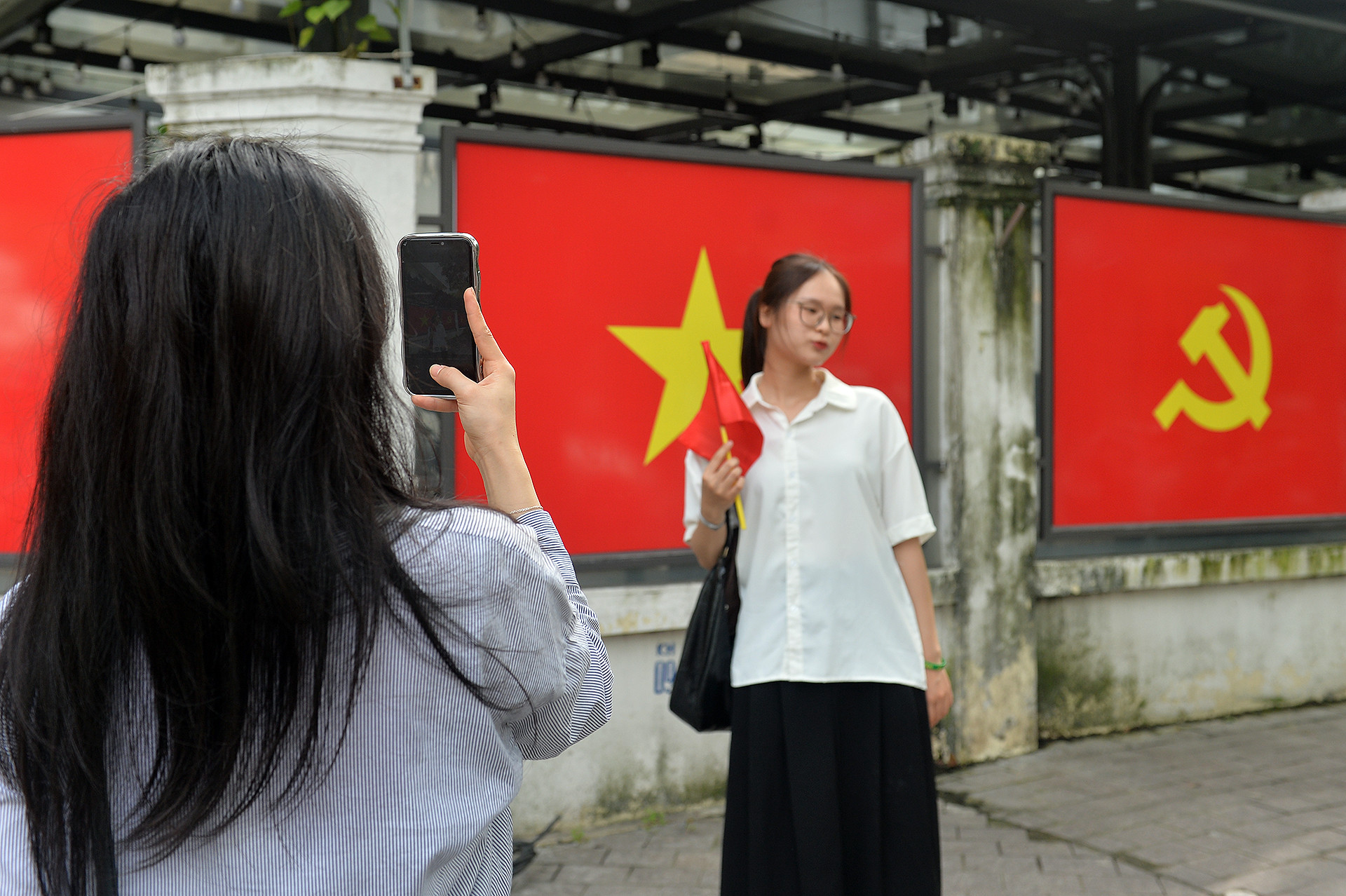 Từ những khoảnh khắc này, hình ảnh Quốc kỳ và Đảng kỳ sẽ lan tỏa mạnh mẽ trên mọi nền tảng mạng xã hội. Từ những khoảnh khắc này, hình ảnh Quốc kỳ và Đảng kỳ sẽ lan tỏa mạnh mẽ trên mọi nền tảng mạng xã hội.