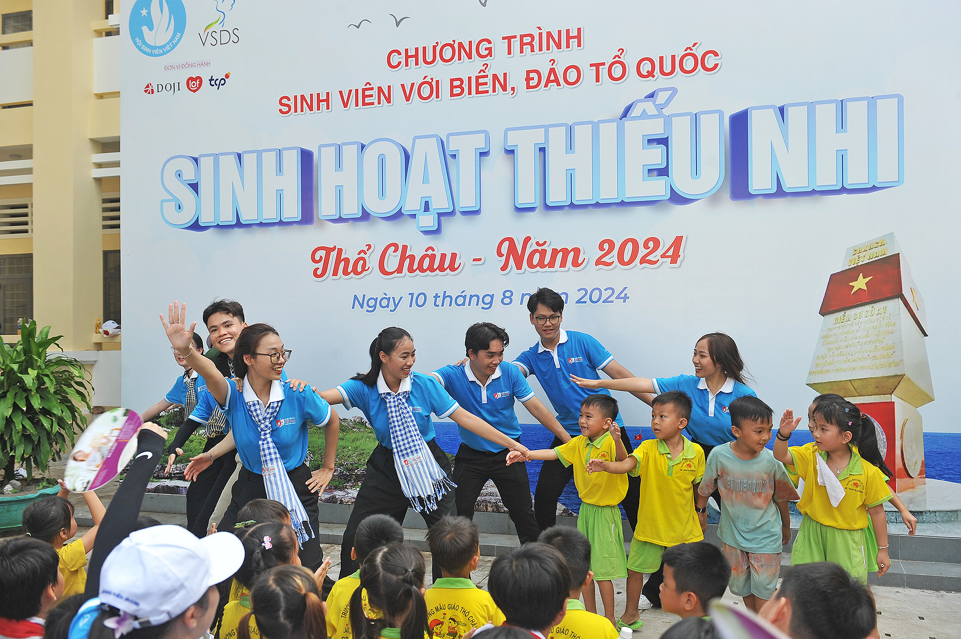 Các "công dân nhí" tham gia những tiết mục nghệ thuật tại chương trình một cách hoàn toàn ngẫu hứng.