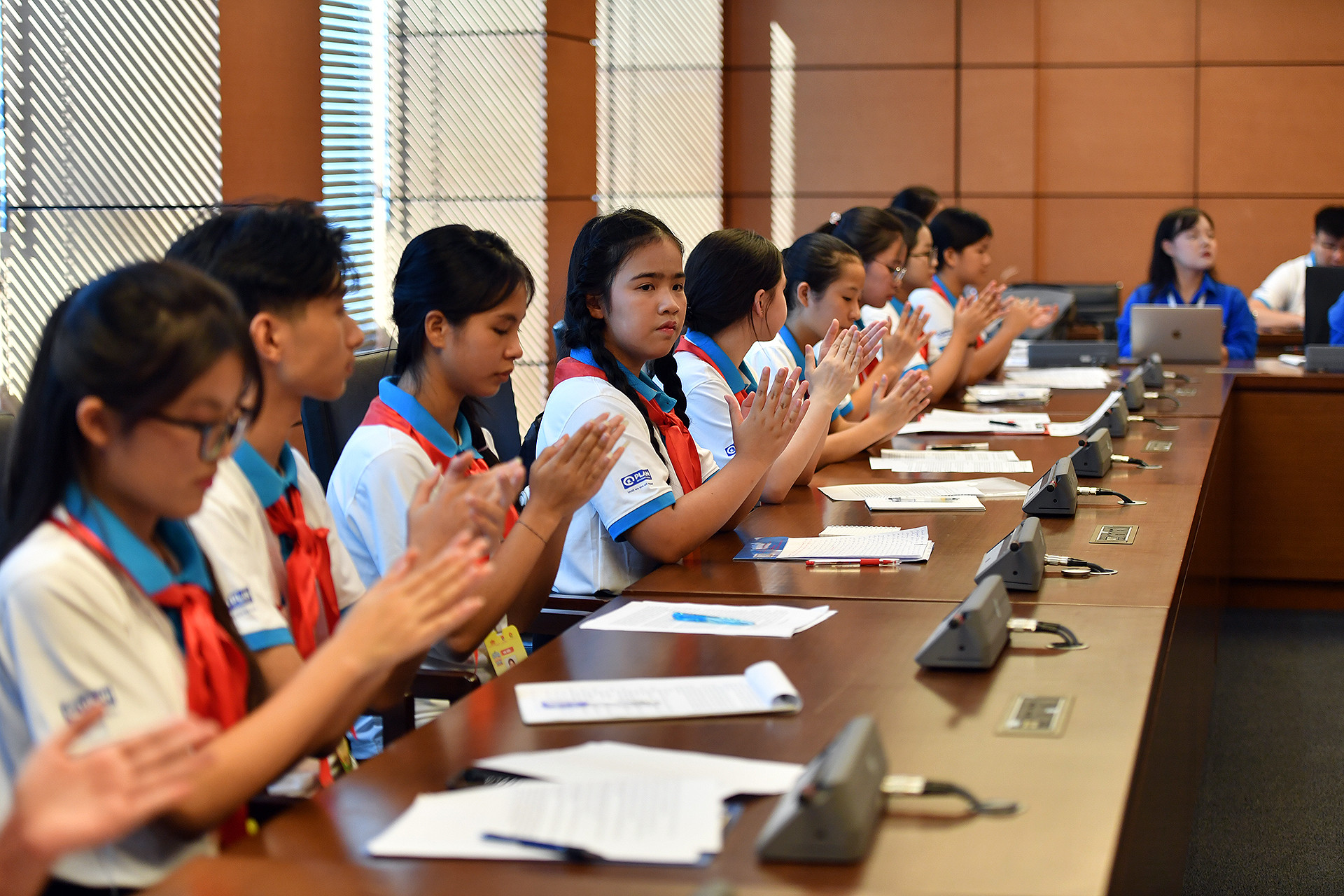 Giống như những phiên họp tổ của Quốc hội, phiên thảo luận chiều ngày 28/9 cũng được ghi âm, ghi hình cùng lực lượng thư ký liên tục ghi chép, lưu lại toàn bộ ý kiến đại biểu. Đây phần lớn là những cán bộ của Trung ương Đoàn, Hội đồng Đội Trung ương đã từng có kinh nghiệm hỗ trợ tại các kỳ họp Quốc hội.