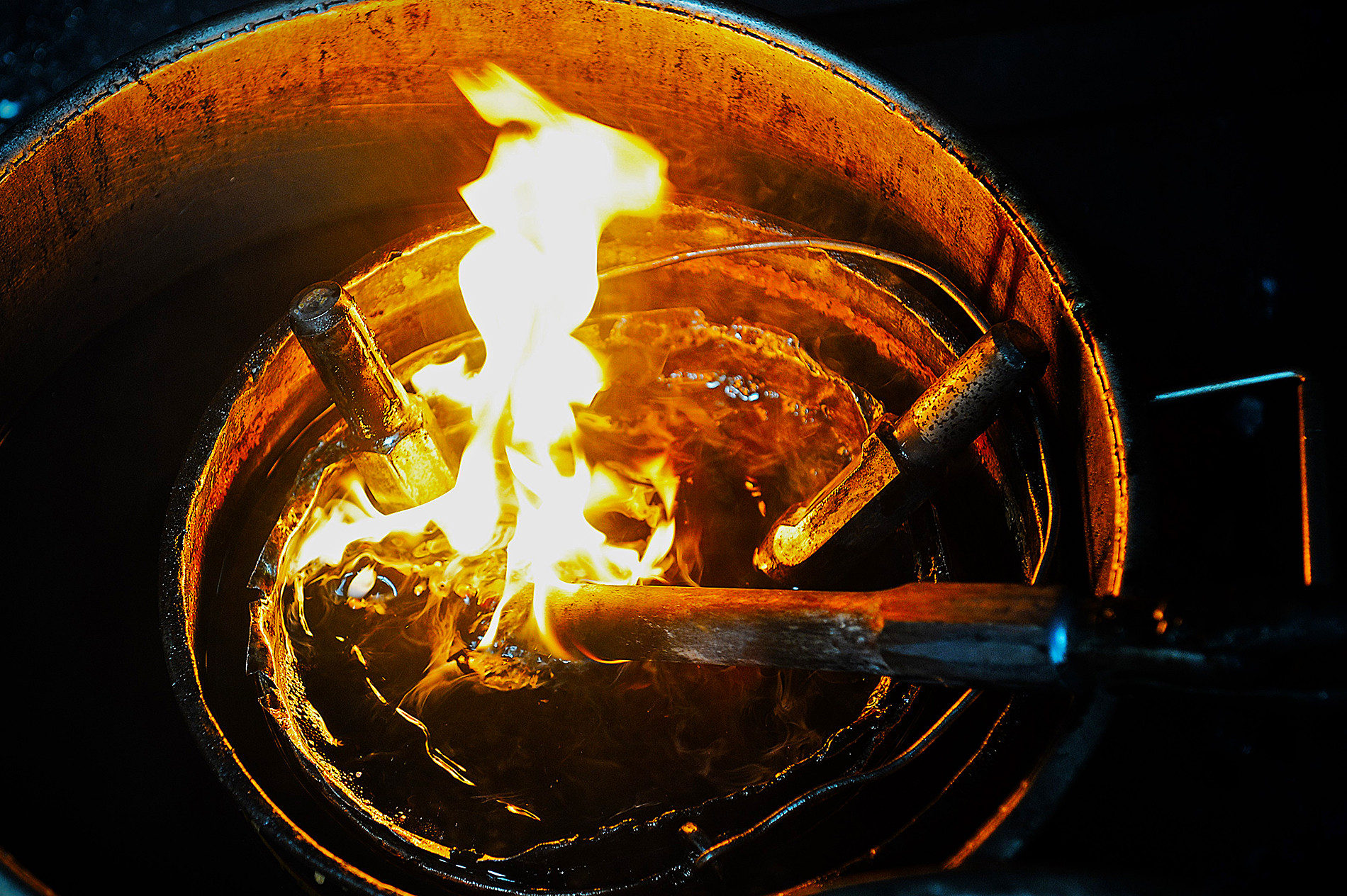 Bước đầu tiên, sản phẩm phải được nhúng vào thùng dầu.