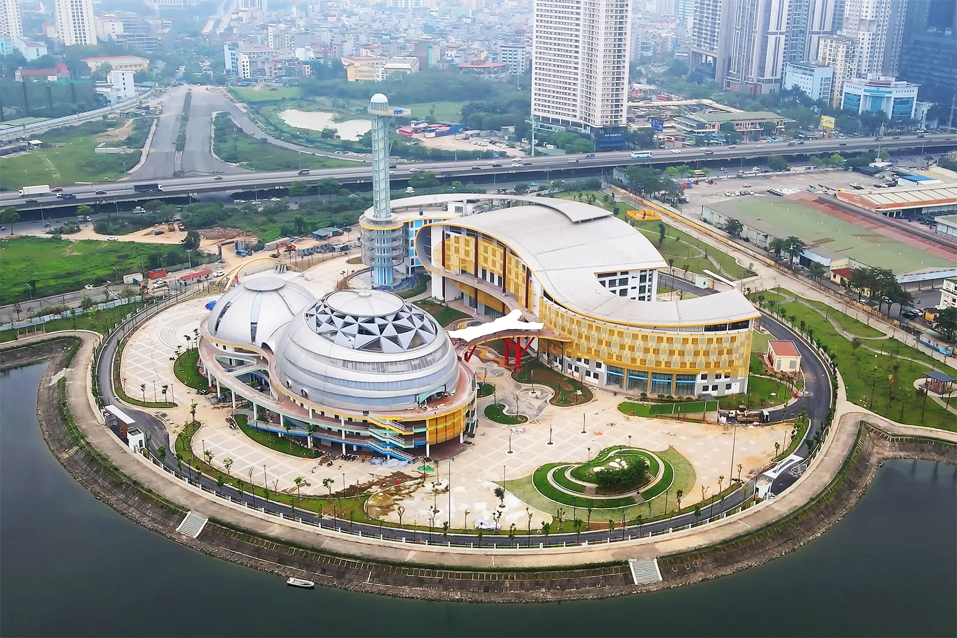 Với mức đầu tư hơn 1.300 tỷ đồng, Cung Thiếu nhi Hà Nội có tổng diện tích gần 40 nghìn m2, nằm ở công viên hồ điều hòa CV1, khu đô thị mới Cầu Giấy (quận Nam Từ Liêm, thành phố Hà Nội).