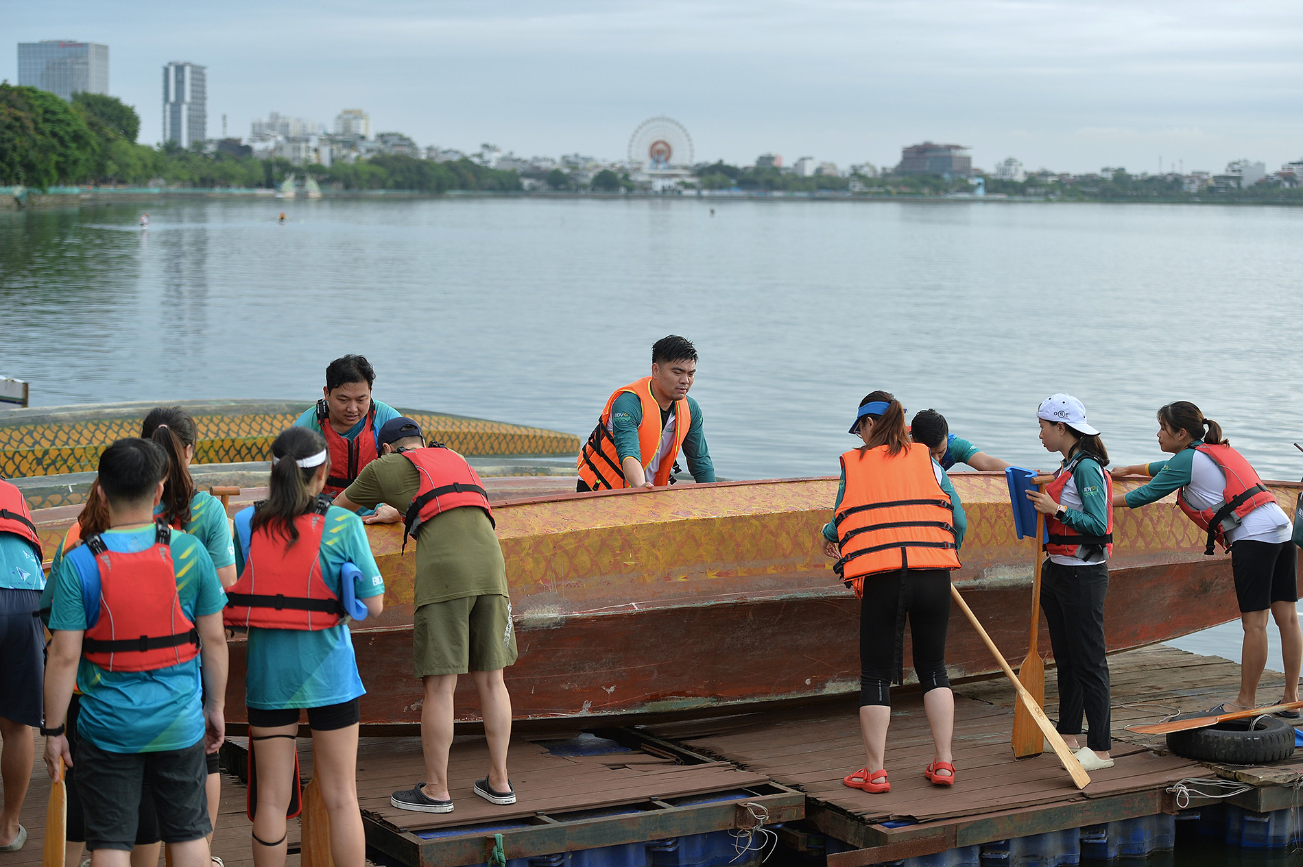 Chiếc thuyền rồng dành cho việc luyện tập chuẩn bị được hạ thủy.