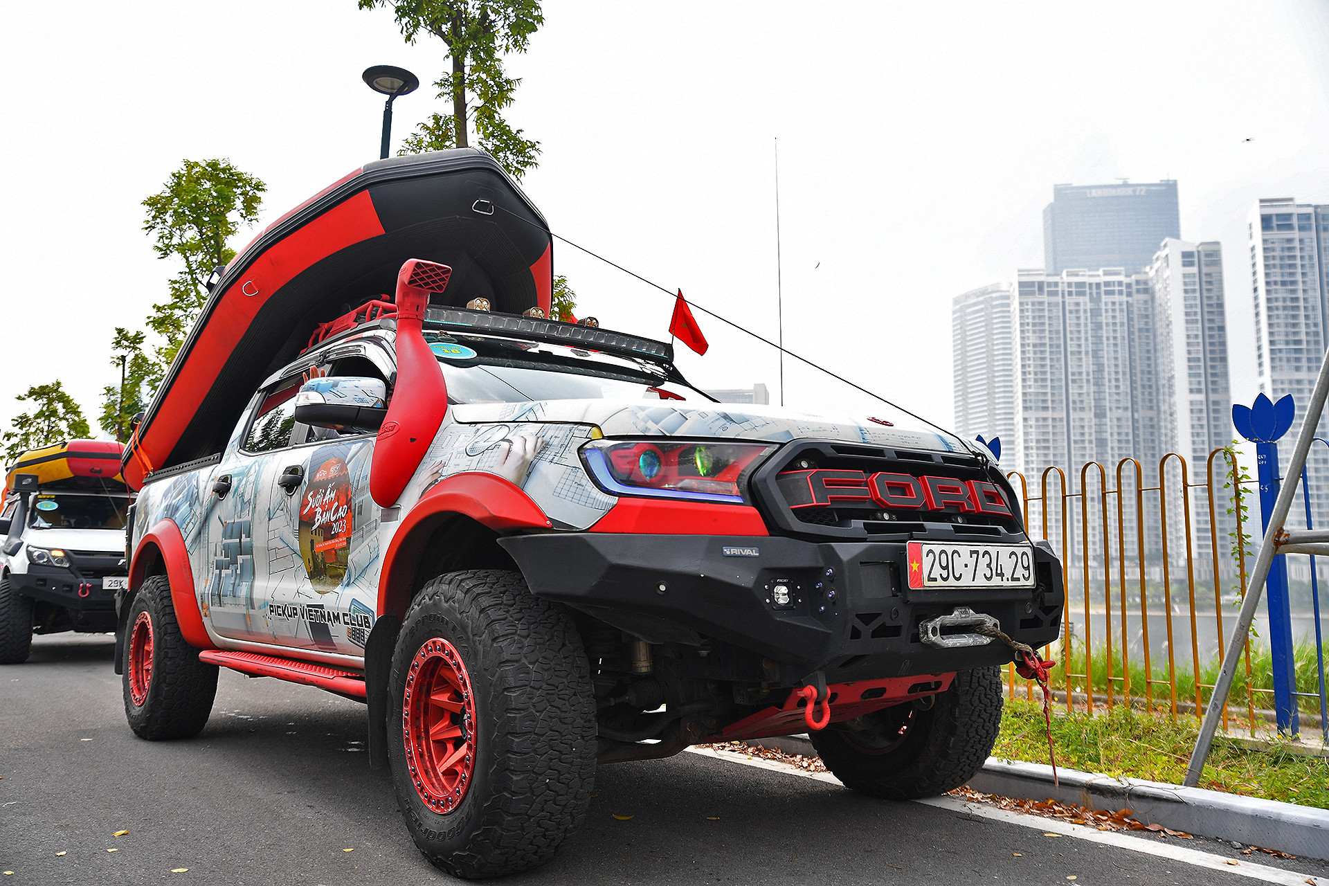 Đáng chú ý, lễ diễu hành còn có sự tham gia của Câu lạc bộ Xe bán tải địa hình Việt Nam (PVC, thành viên Hội Liên hiệp Thanh niên thành phố Hà Nội). Đây chính là những chiếc xe đã rong ruổi trên khắp dọc dài Tổ quốc để tham gia phòng, chống dịch Covid-19, khắc phục hậu quả thiên tai, chung tay hỗ trợ người dân nhiều địa phương ổn định cuộc sống.