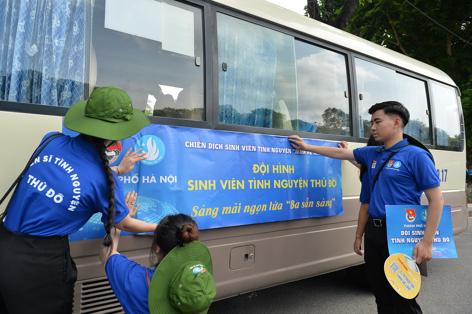 Những chuyến xe đưa các đội hình tình nguyện "Mùa hè xanh" đi tới các địa phương khó khăn, góp sức trẻ phát triển kinh tế-xã hội. Những chuyến xe đưa các đội hình tình nguyện "Mùa hè xanh" đi tới các địa phương khó khăn, góp sức trẻ phát triển kinh tế-xã hội.