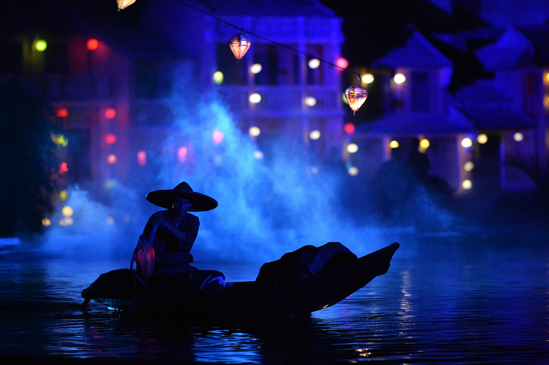 Trong bối cảnh đó, người dân Hội An vẫn chăm chỉ làm ăn, giữ gìn lối sống gắn với những nét văn hóa lâu đời.