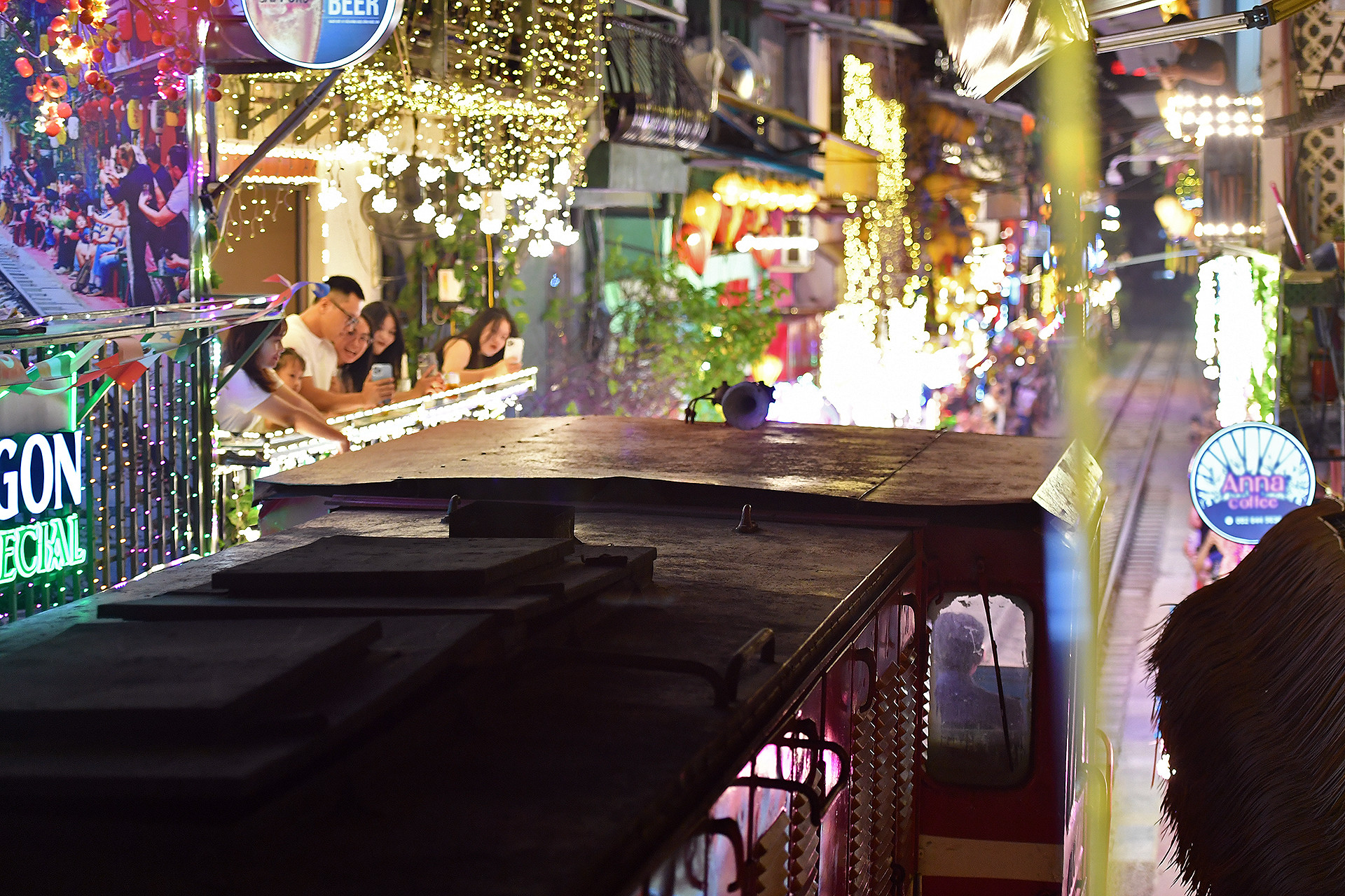 Trong khi đó, ở khu vực tầng 2 của các quán "cà phê đường tàu", nhiều du khách không ngại ngần chạm hẳn tay vào đoàn tàu đang di chuyển. Việc này ít khi được các chủ quán và nhân viên biết đến, hoặc nếu có thì cũng chỉ nhắc nhở qua loa.