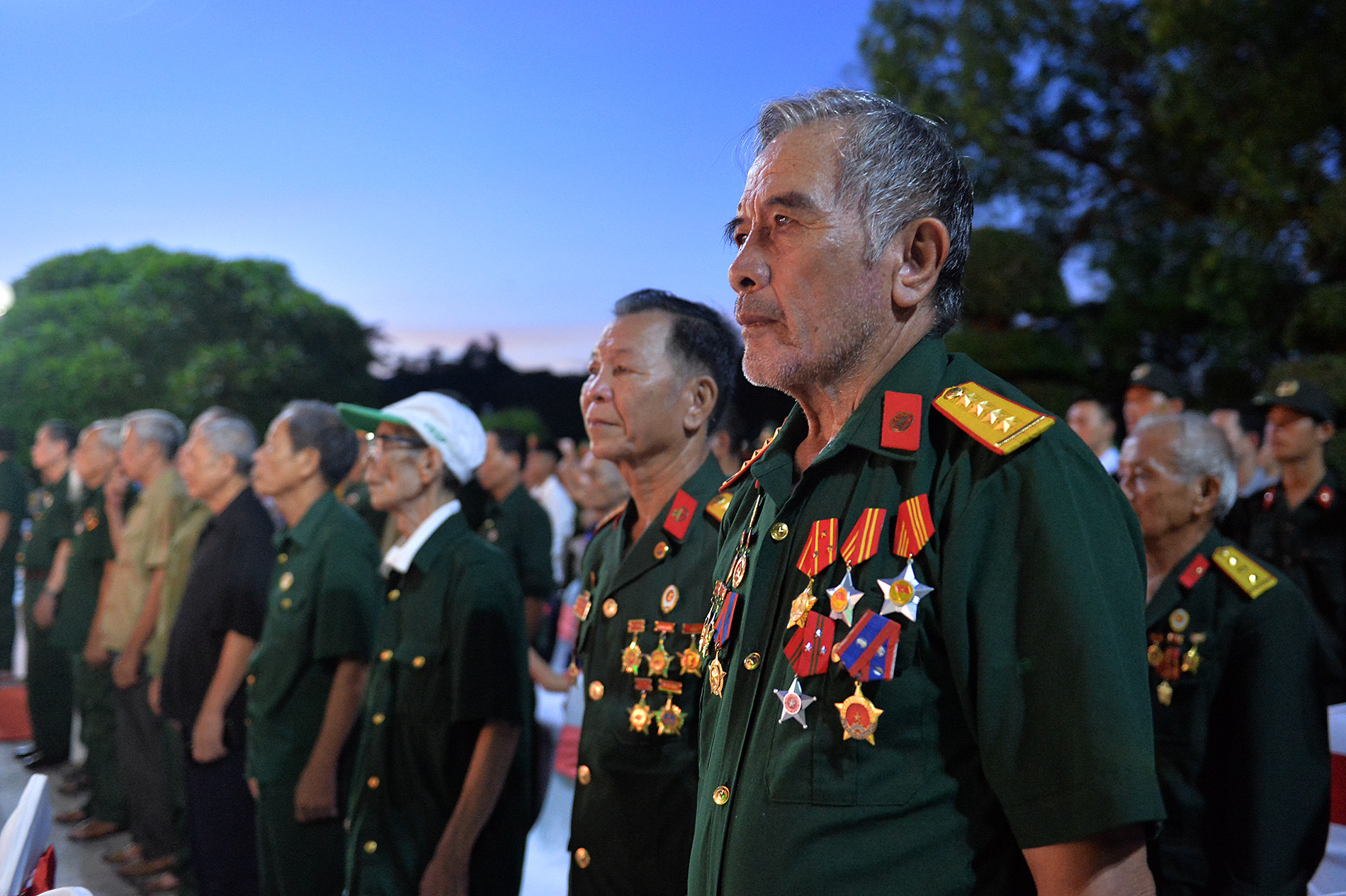 Các đại biểu dành phút mặc niệm tưởng nhớ các Anh hùng liệt sĩ và cố Tổng Bí thư Nguyễn Phú Trọng.