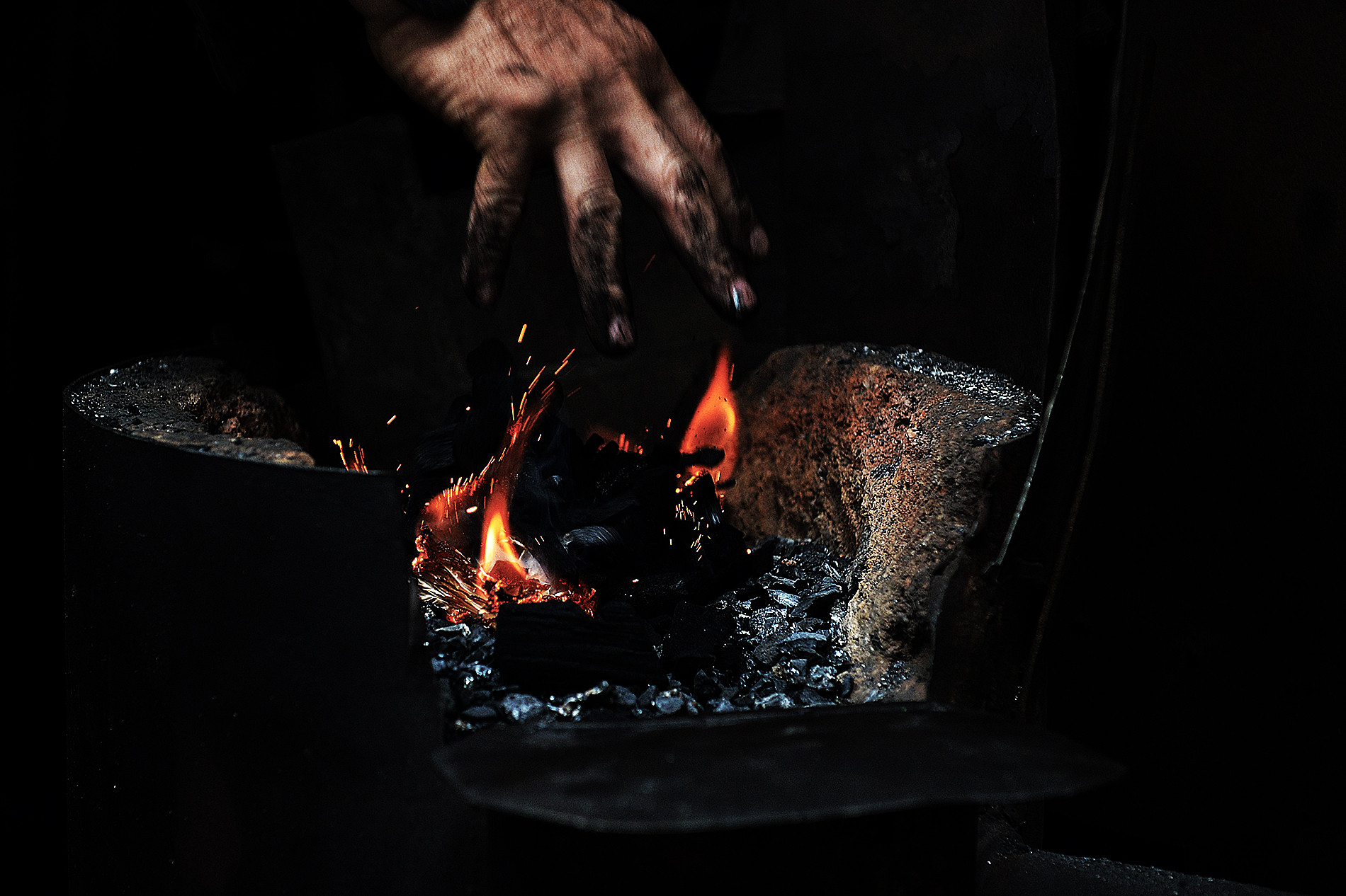 Ông Hùng nổi lửa bễ lò thủ công của mình ở góc phố Lò Rèn - Hàng Đồng.